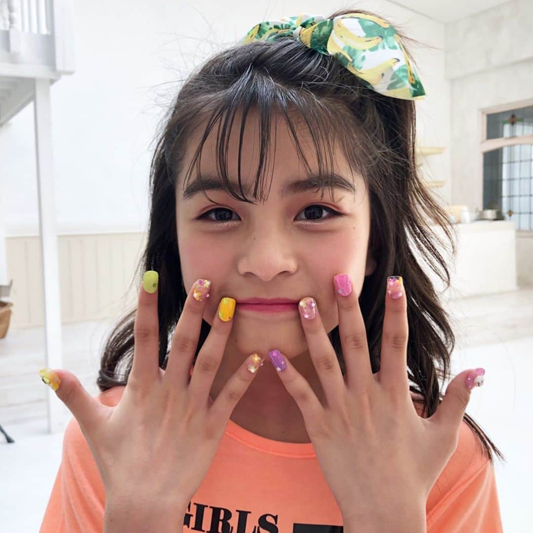 ニコ☆プチのインスタグラム：「💅💗🌸💅 爪がかわいくてルンルンのコハナ🌼 実はこのネイル… ニコ☆プチ8月号のふろくでアートしてもらったんだよ🌈 かわいすぎん…？  みんなも夏休みはニコ☆プチふろくで かわいいお爪にしちゃいましょ😉💕 ゲットしてくれたコは ぜひ #ニコプチふろく のタグをつけて 写真をアップしてねーん💋  #ニコプチ #ニコプチふろくのある生活 #ニコプチふろくの使い方 #有坂心花 #プチモ」