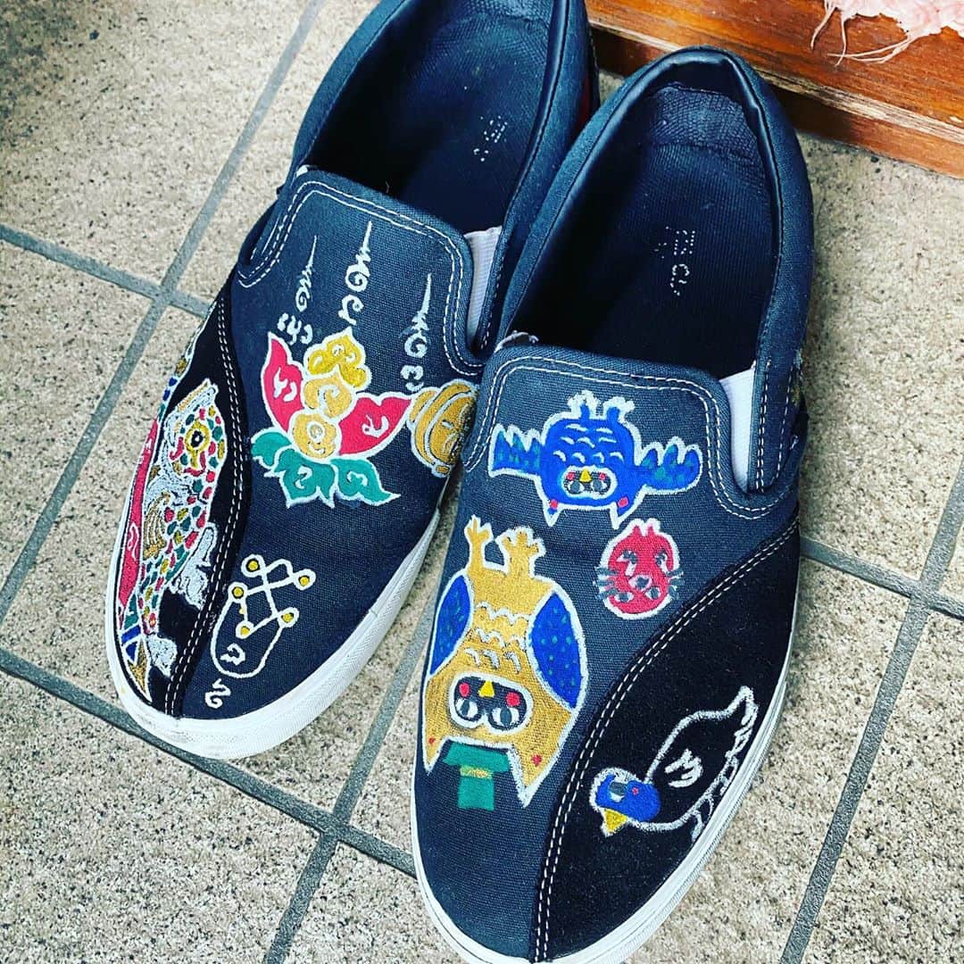 山内圭哉のインスタグラム：「友達の子供と一緒に落書きした靴を履いて出かけます。」