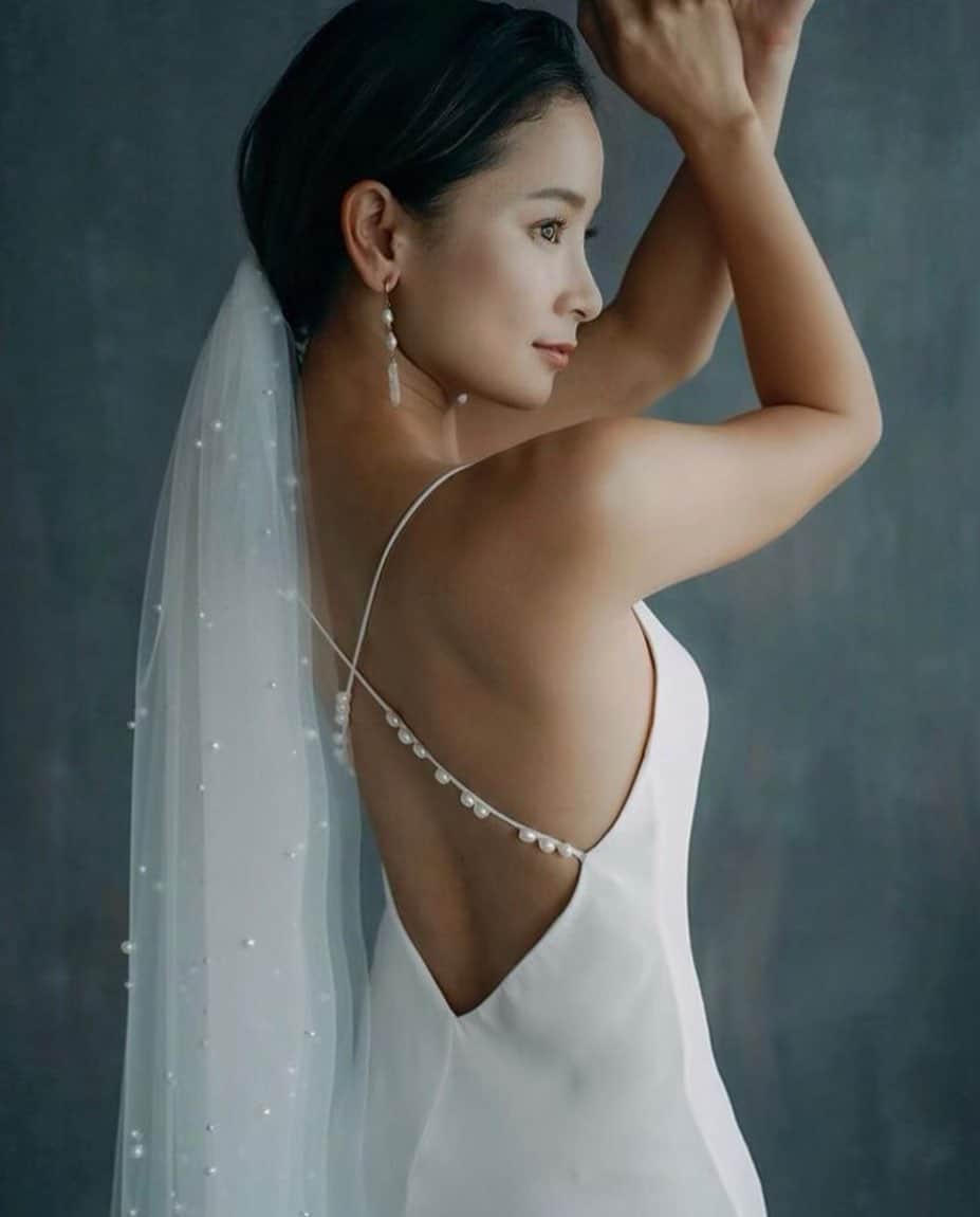 呉屋ありささんのインスタグラム写真 - (呉屋ありさInstagram)「. . . #dress  #weddingdress  #otona #natural  #shimple  #bodyline  #me  #womanfashion」8月14日 15時11分 - arisa_goya