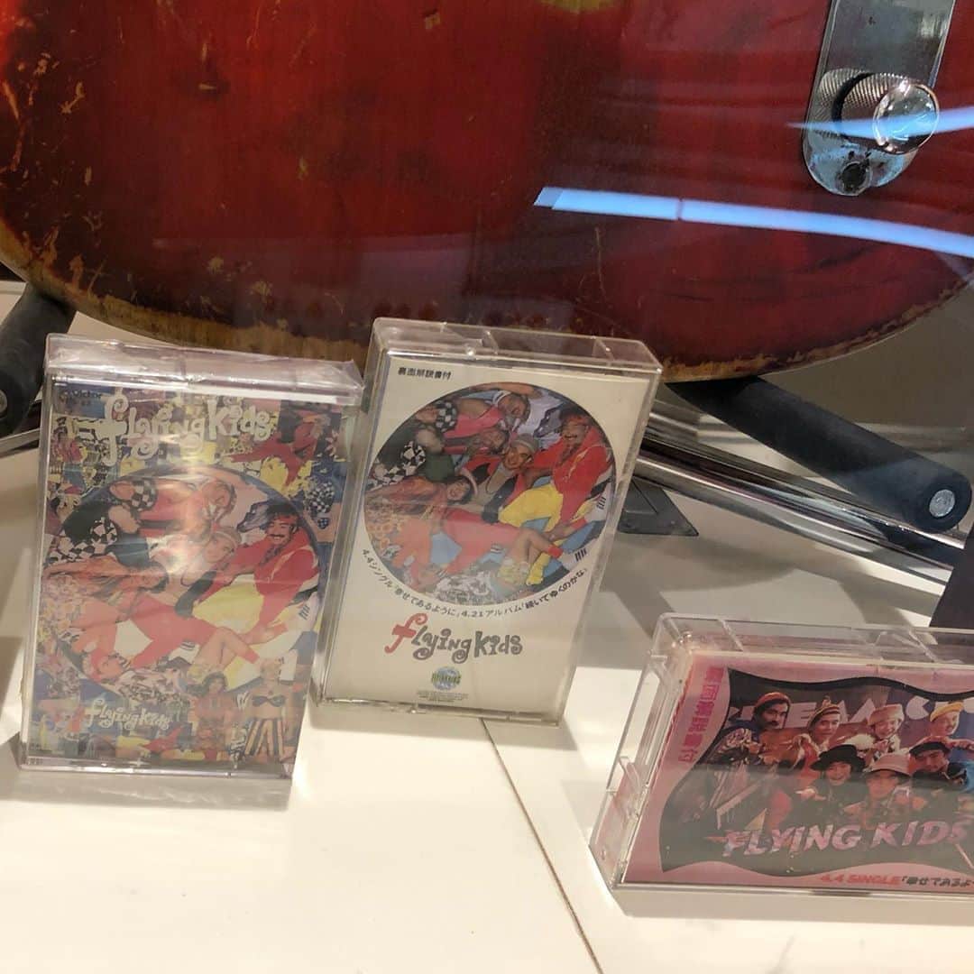 SWING-O a.k.a. 45さんのインスタグラム写真 - (SWING-O a.k.a. 45Instagram)「昨日は #タワレコ新宿 に行ってきました。8階のエレベーターで上がって来たところに、 #FlyingKids #メジャーデビュー30周年 の記念コーナーがあるからです。俺がまだ普通に大学生で、聴く側だった頃を思い出すグッズが盛り沢山。イカ天イベントのトロフィー🏆とか今や貴重なカセットも。この展示は明後日16日まで✋  もちろん先週出たばかりの新譜 #そしてボクらファンキーになった も大きく展開されてます！是非ご覧になってくださいand是非買ってください💿  、、、という時にふと外を見ると虹が🌈かかってました。どこかライブやり放題な場所に連れてってくれーー🙇‍♂️  あ、そう、あの大御所漫画家 #浦沢直樹 さんがFLYING KIDS新譜を絶賛してくれたよ！そしてこんな浜崎さんの絵も描いてくれたよーーーてのが最後の写真。すごいよねこれ！」8月14日 15時12分 - swingo45