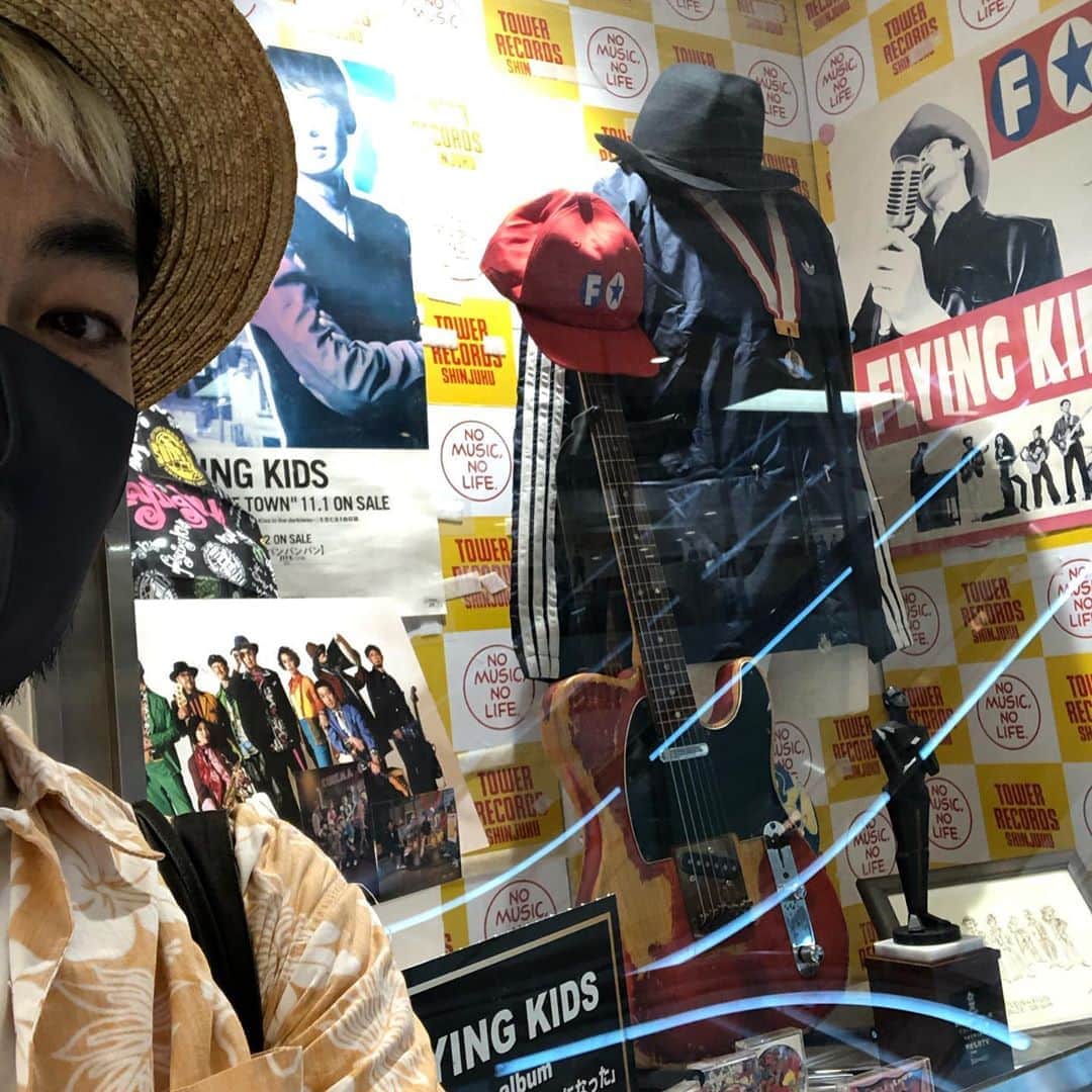 のインスタグラム：「昨日は #タワレコ新宿 に行ってきました。8階のエレベーターで上がって来たところに、 #FlyingKids #メジャーデビュー30周年 の記念コーナーがあるからです。俺がまだ普通に大学生で、聴く側だった頃を思い出すグッズが盛り沢山。イカ天イベントのトロフィー🏆とか今や貴重なカセットも。この展示は明後日16日まで✋  もちろん先週出たばかりの新譜 #そしてボクらファンキーになった も大きく展開されてます！是非ご覧になってくださいand是非買ってください💿  、、、という時にふと外を見ると虹が🌈かかってました。どこかライブやり放題な場所に連れてってくれーー🙇‍♂️  あ、そう、あの大御所漫画家 #浦沢直樹 さんがFLYING KIDS新譜を絶賛してくれたよ！そしてこんな浜崎さんの絵も描いてくれたよーーーてのが最後の写真。すごいよねこれ！」