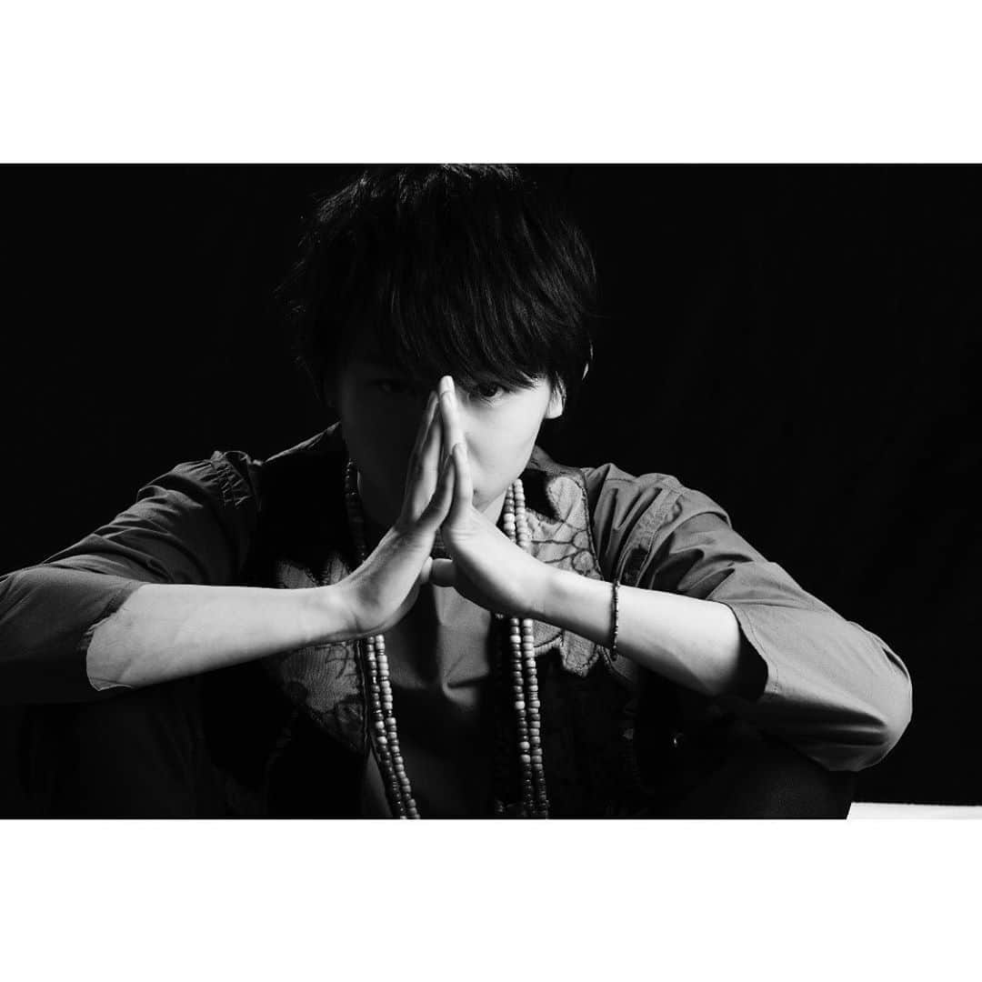 須賀健太のインスタグラム：「2016. 全身全霊をかけた"いただきます。"  #photography  #いただきます  #ちょっと #NARUTO っぽさもある #土遁　ぽい。」