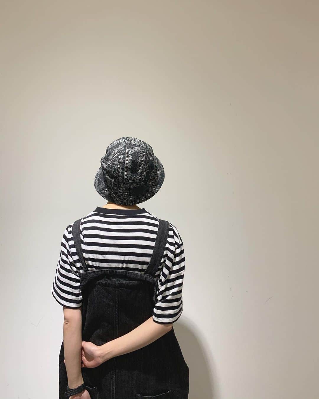 花沢美音のインスタグラム：「お盆休み 皆様どうお過ごしでしょうか？  8月に入り一気に夏らしくなりました👒  今年はなかなか お出かけしましょう！！ という気分にはならないかも しれませんが、、、  来年こそは フェスに！ライブに！花火に！  という期待も含めて 帽子を見に来てください🍧  スタッフ一同 お待ちしております  #HopeCoLtd #work #帽子 #帽子コーデ #お盆休み」