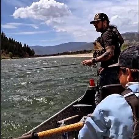 ニッキー・シックスさんのインスタグラム写真 - (ニッキー・シックスInstagram)「#Wyoming #SnakeRiver #CuttThroatTrout  Our friend Mike Rheam took @how2girl and me out today for a great float down the river. 🎣」8月14日 9時57分 - nikkisixxpixx