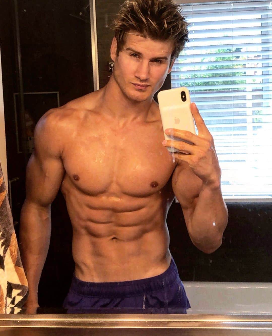 セージ・ノースカットのインスタグラム：「A little sweaty after training」