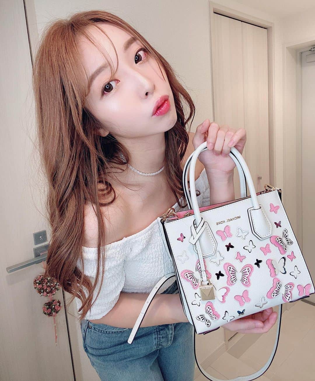 のインスタグラム：「. . . . おはようございます☀ . 旅行いきたいよーっっ✈️✨ . このバックは去年のハワイ旅行でGETした子なの。 . ハワイ…ハワイ行きたい…🌺 . . #michaelkors  #bag #butterfly #バッグ #かばん #蝶々 #white #旅行 #旅行行きたい」