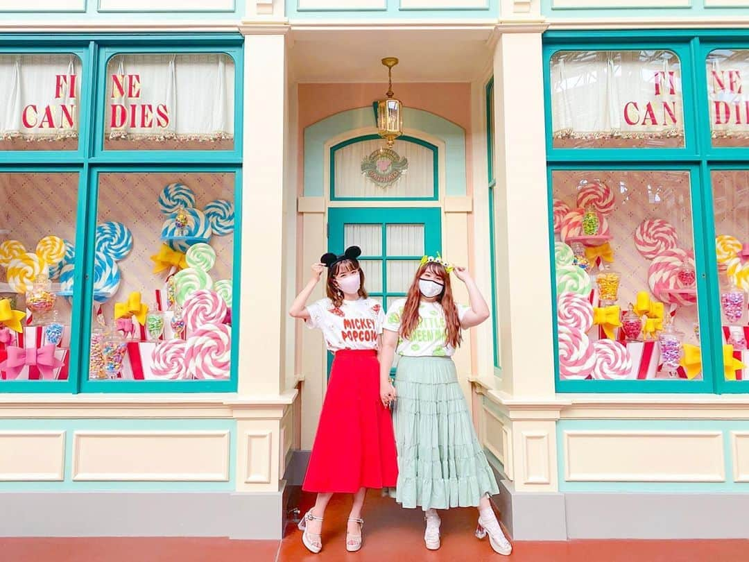 Kanaさんのインスタグラム写真 - (KanaInstagram)「ㅤ ㅤ ぷにゅずとdisneyコラボの めちゃかわTシャツ あやかなで着たよ〜👯‍♀️❣️🌈 ㅤ ㅤ (ఠఠ͜ఠ)💚 @a_yaka77 🐭🍿❤️ @kalnnas2 ㅤ ㅤ ㅤ ㅤㅤㅤㅤ この前の質問boxで スカートとサンダルどこのですかって 何件かいただいていたので ここにも載せておきます💭🍒💓 ㅤ ㅤㅤㅤㅤ tops / #punyus skirt / #REDYAZEL sandals / #dazzlin ㅤ ㅤ ㅤㅤㅤㅤ クリアサンダルは あやかとお揃い👡🤍 ㅤ ㅤ ㅤ ㅤ ㅤ ㅤ ㅤㅤㅤ ㅤ #aya_kana ㅤㅤ #kana_disney ㅤ ㅤ #東京ディズニーリゾート #東京ディズニーランド #ディズニーランド #ワールドバザール #ぷにゅず #ディズニーコーデ #ポップコーン #リトルグリーンメン #リトルグリーンまん #クリアサンダル #tokyodisneyresort #tdr #tokyodisneyland #tdl #worldbazaar #punyus #disneycode #littlegreenman」8月14日 10時00分 - kalnnas2