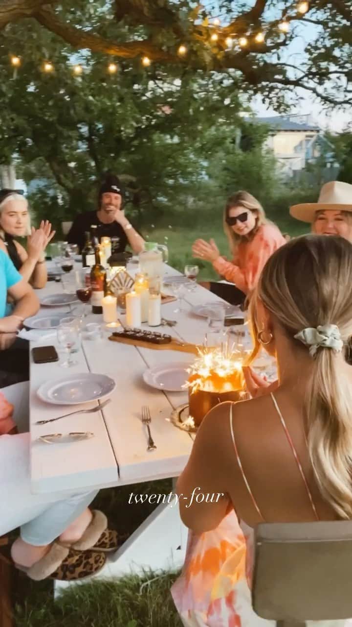 トーリ・ウェブスターのインスタグラム：「Stay close to the ones that excite your spirit 🌙✨🥺  #birthday #party #love #cake #birthdaygirl #reels #summernights #birthdaycake #friends #twentyfour #bday #happygirl」