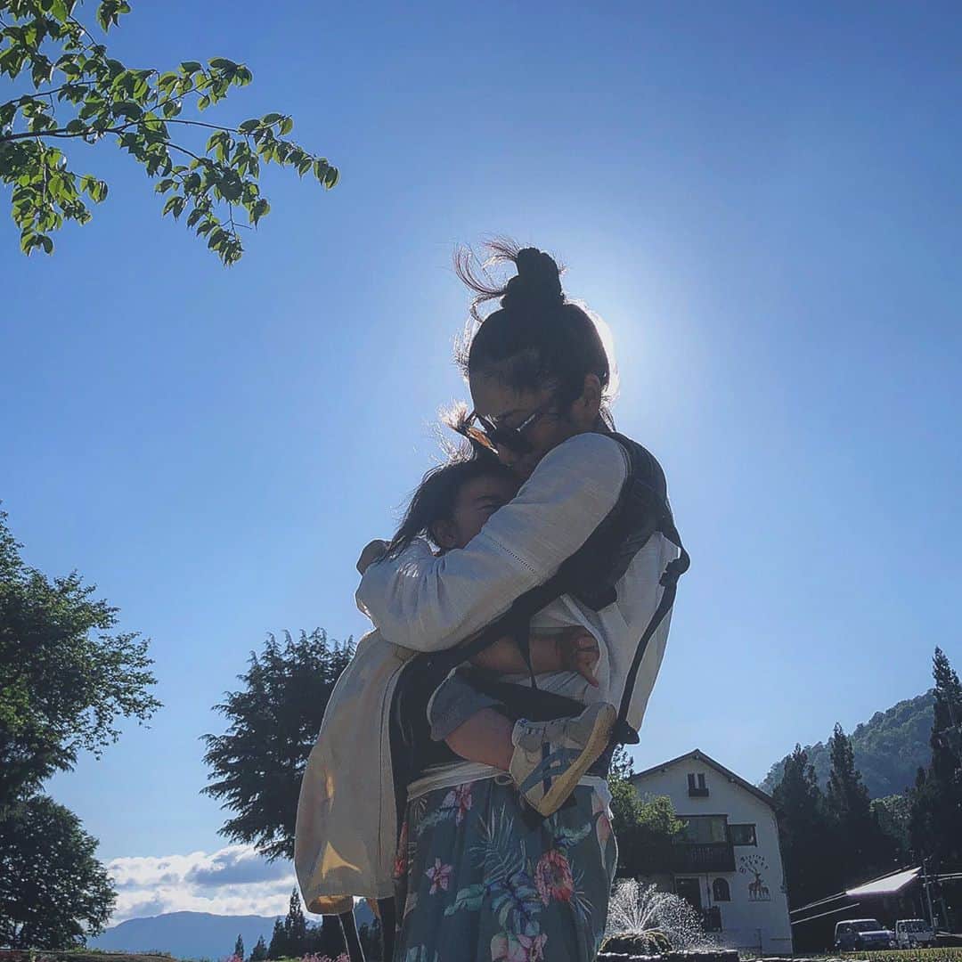 三星マナミのインスタグラム：「・ ・ 愛しい時間💚 癒される時間🌿 ・ ・ 📸 @kanastyle_1983  ・ #teamueno #lovemyfamily  #power  #momtime  #3kidsmama  #lifeisbeautiful  #thankyou ・ 👗@roxyjapan  🕶@oakleyjapan」