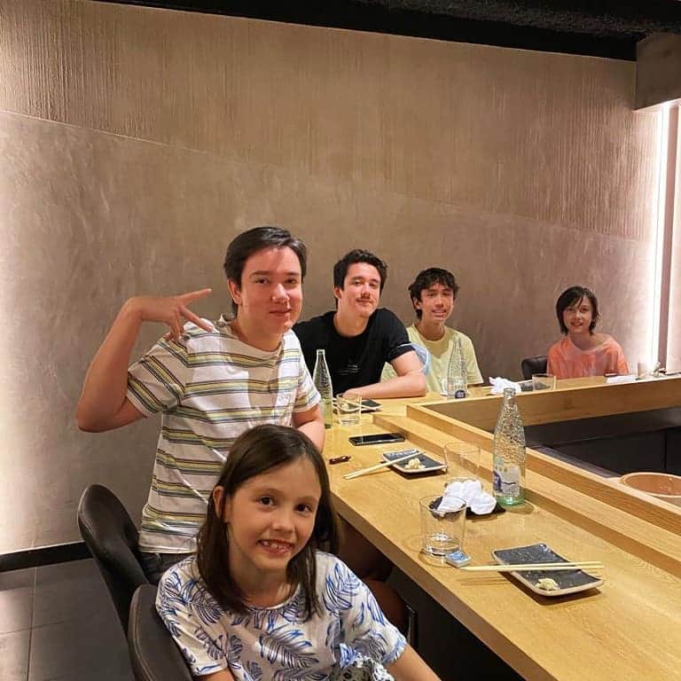 じゅんのインスタグラム：「家族と寿司屋〜ふうぅぅ↑↑↑」