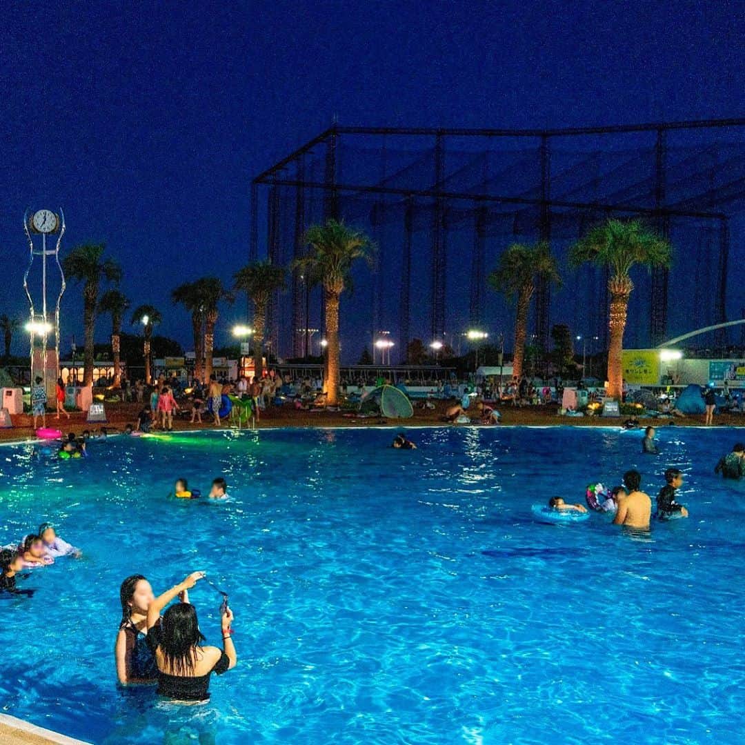 よみうりランドのインスタグラム：「ライトアップに映える青。きれいな水でゆったりと。 【プールWAI】ナイトプールは8/30まで毎日開催。 2020年プールWAIの入場券は日付指定、枚数限定にて インターネットでのみ販売いたします。 #よみうりランド #プール #プールWAI #水泳#夏 #最高の夏 #東京 #ファミリー #家族 #遊園地 #休日 #週末 #小旅行 #女子旅 #観光 #観光スポット #観光地 #インスタ映えスポット #よみぷー #よみプー #よみランジェニック #よみラン映え #Yomiuriland #Tokyo #Japan #amusementpark #instagood #trip」