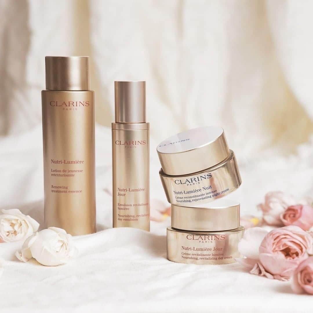 Clarins Canadaさんのインスタグラム写真 - (Clarins CanadaInstagram)「With age, the micro-nutrient network, skin’s essential network, is impacted by ageing fibroblasts. Nutrients are not diffused as well within the skin and their delivery to skin cells is slowed, which results in dull skin that lacks luminosity. The organic extract from the horse chestnut flower and horse chestnut escin reactivate the micro-nutrient network. Better nourished, skin regains its full luminosity.🌟⁣ __________⁣ En vieillissant, le réseau micro-nutritif, essentiel à la peau, est impacté dans son fonctionnement par le fibroblaste lui aussi vieillissant. On observe donc une moins bonne diffusion des nutriments, un transport ralenti vers les cellules de la peau et donc un teint terne et moins lumineux. L’extrait de fleurs et l’escine du marronier d'Inde réactivent le réseau micro-nutritif des peaux dénutries. Ainsi nourries, elles⁣ retrouvent l’éclat de leur jeunesse.🌟⁣ .⁣ .⁣ .⁣ 📸 : @danibarrois⁣ #Clarins #ItsAllAboutYou #NutriLumiere #HealthyGlow #SkincareRoutine」8月14日 10時06分 - clarinscanada