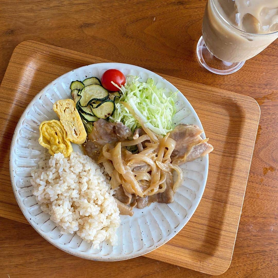 Kana Kobayashiさんのインスタグラム写真 - (Kana KobayashiInstagram)「夏バテ予防にスタミナ飯 #ポークジンジャー #横文字パターン #おうちごはん #あたし飯 #食べやすい玄米 #しょうが焼き定食  #ワンプレート #ソイラテ #ittala #いったらきます #猛暑 #たまねぎうまく散らせば良かった #お家ランチ」8月14日 10時06分 - anela_kana