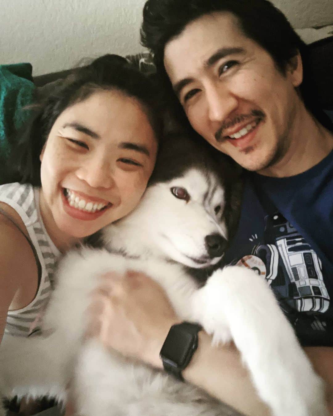ベアトリサ・リャンさんのインスタグラム写真 - (ベアトリサ・リャンInstagram)「❤️ Family photo ❤️ Plus @dongalvani's mustache   #kaiyapuppy #dogsofinstagram #doge #husky #huskiesofinstagram #puppylove #family」8月14日 10時20分 - bebe_liang