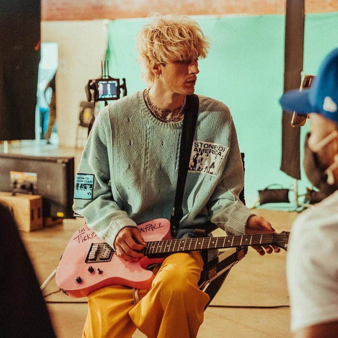 Young Gunnerさんのインスタグラム写真 - (Young GunnerInstagram)「favorite character from the video??? 🧐 #ConcertForAliens 📷: @samcahill」8月14日 10時14分 - machinegunkelly
