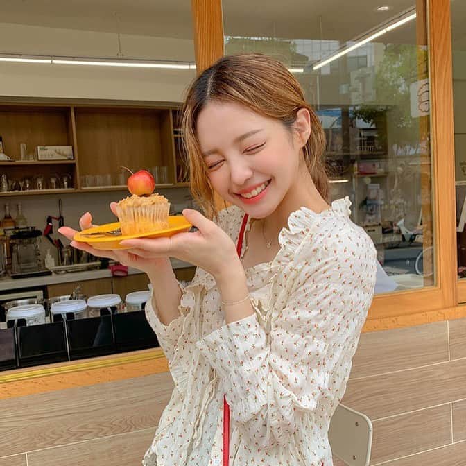 Chuuのインスタグラム：「가디건 + 슬리브리스 셋트❤️  잔주름과 프릴 디테일이 러블리하쥬✨」