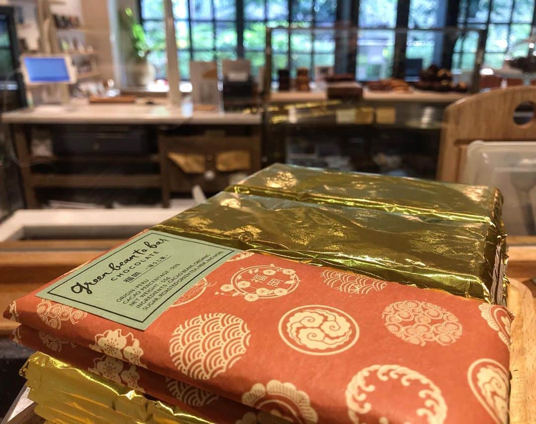 のインスタグラム：「⠀ ⠀ ⠀ 福岡店限定ほうじ茶バーを、ご当地限定の和紙でラッピング。現在、発売にむけて準備中です！ ⠀  パッケージはほんのりやさしい色味で、プレゼントされたら嬉しい１枚。  ⠀ 詳しくは本日配信のニュースレターも併せてご覧ください。ご登録は、プロフィールリンクのHPから！ ⠀ ⠀ ⠀  #greenbeantobarchocolate  #beantobar #japanesebeantobar #chocolat #chocolate #craftchocolate #allhandmade #nakameguro #tenjin #cacao #cafe#カカオ #グリーンビーントゥバーチョコレート #中目黒  #日本橋 #天神 #チョコレート #ビーントゥバー #カフェ #ボンボンチョコレート#京都新風館」