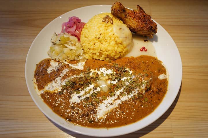 のインスタグラム：「こだわりの「#バターチキンカレー 」が食べられる店『バタチキラバー』 場所は警固にある『(食)ましか本店』内で日、月、火の昼だけ間借り営業している。 スパイスカレーに水炊きの出汁をあわせた、2種類の「バターチキンカレー」を食べることができるよ👌 . 「#やさしいバタチキ プレート」(1,100円税込)はバターの代わりにギーを使っている逸品🙆‍♂️ ギーは生乳からできたバターを加熱して不純物を取り除き、良質な脂肪成分だけを抽出したもので、インドを中心とした南アジアで古くから作られてきたバターオイルの一種。 カレーは確かにまろやかで優しい味だが十分濃厚だよ😆 ご飯は九州産玄米ともち麦のターメリックライス。 プレートを頼んで、ミールスのように混ぜて食べるのがオススメ。 . バターを使ってコクをプラスした、より濃厚な「濃厚バタチキ」もある。 もうすぐ新しいメニューも登場するようなので楽しみやね😊 PayPay使える。 . メニュー、他picは「デビログ」に掲載しています。 サイトを見る場合はブラウザで「デビログ」で検索👉 . #バタチキラバー #福岡市中央区警固 1-6-4 『(食)ましか本店』内 050-5848-3984 12:00～15:00 定休日：水、木、金、土 . ♦️福岡グルメ 福岡ランチの店舗探しならブラウザで「デビログ」で検索👉 ♦️お得な情報やディープな店舗情報はブラウザで「もっとデビログ」で検索👉 . #福岡カレー #福岡カレー部 #警固 #警固グルメ #警固ランチ #警固カレー #ましか本店  #福岡 #博多 #fukuokapics #fukuoka #fukuokacity #hakata #fukuokagourmet #IGersJP #ig_japan #福岡グルメ #福岡ランチ #福岡ごはん #福岡ご飯 #食べログ福岡 #福岡飯 #福岡食べ歩き #福岡インスタグルメ #インスタグルメ福岡」