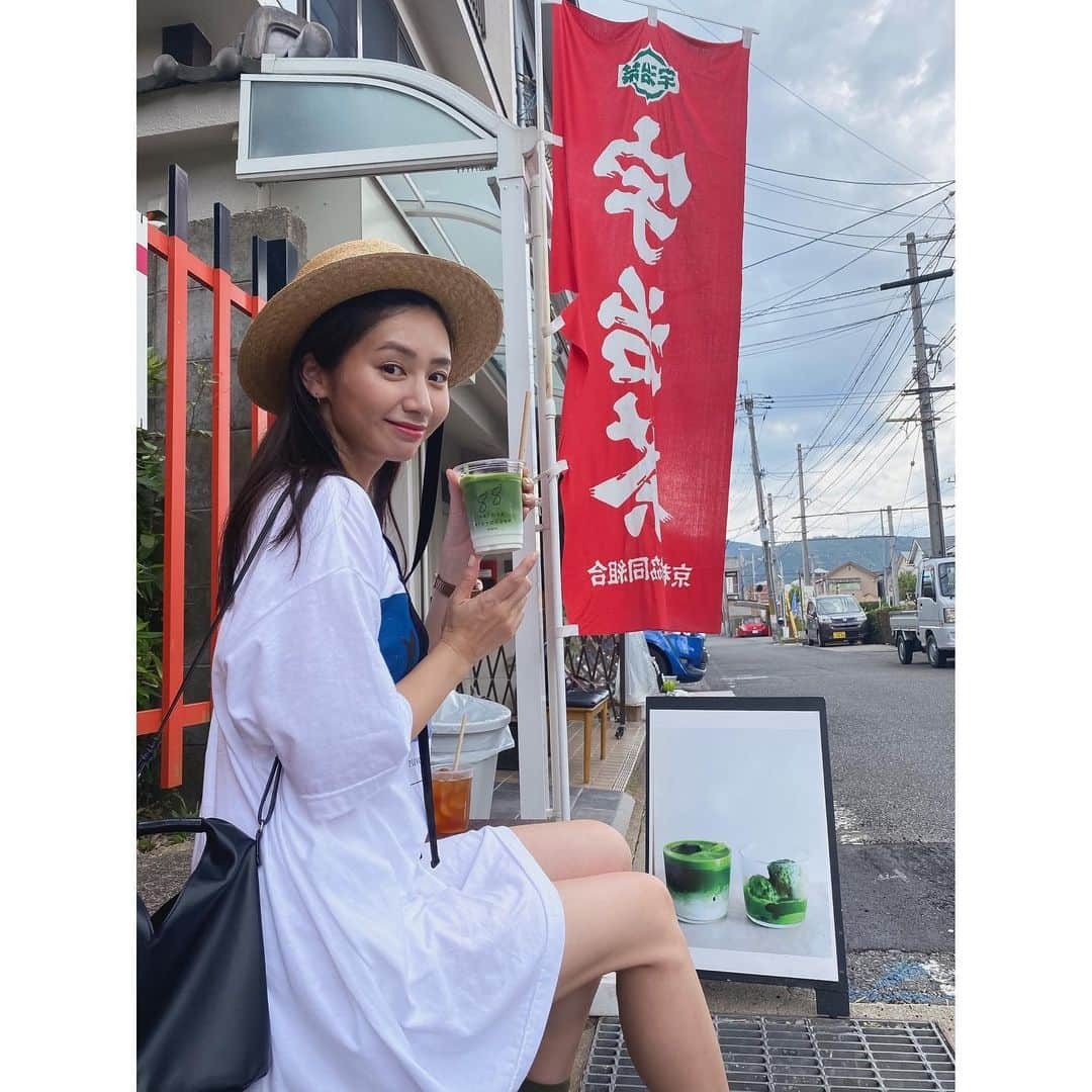 篠原真衣さんのインスタグラム写真 - (篠原真衣Instagram)「. . 車折神社入り口のお気に入りの日本茶スタンド🌿。 . 抹茶ってどれも同じ味と思ってる人は絶対体感してほしいっ。 お茶ってこんなに違うんだ。こんなに美味しいんだっていつも感動します。 濃い＝苦い じゃない 濃い＝うまみ🤤 . 次はテリーヌを狙っている私です✨」8月14日 10時28分 - shinomai425