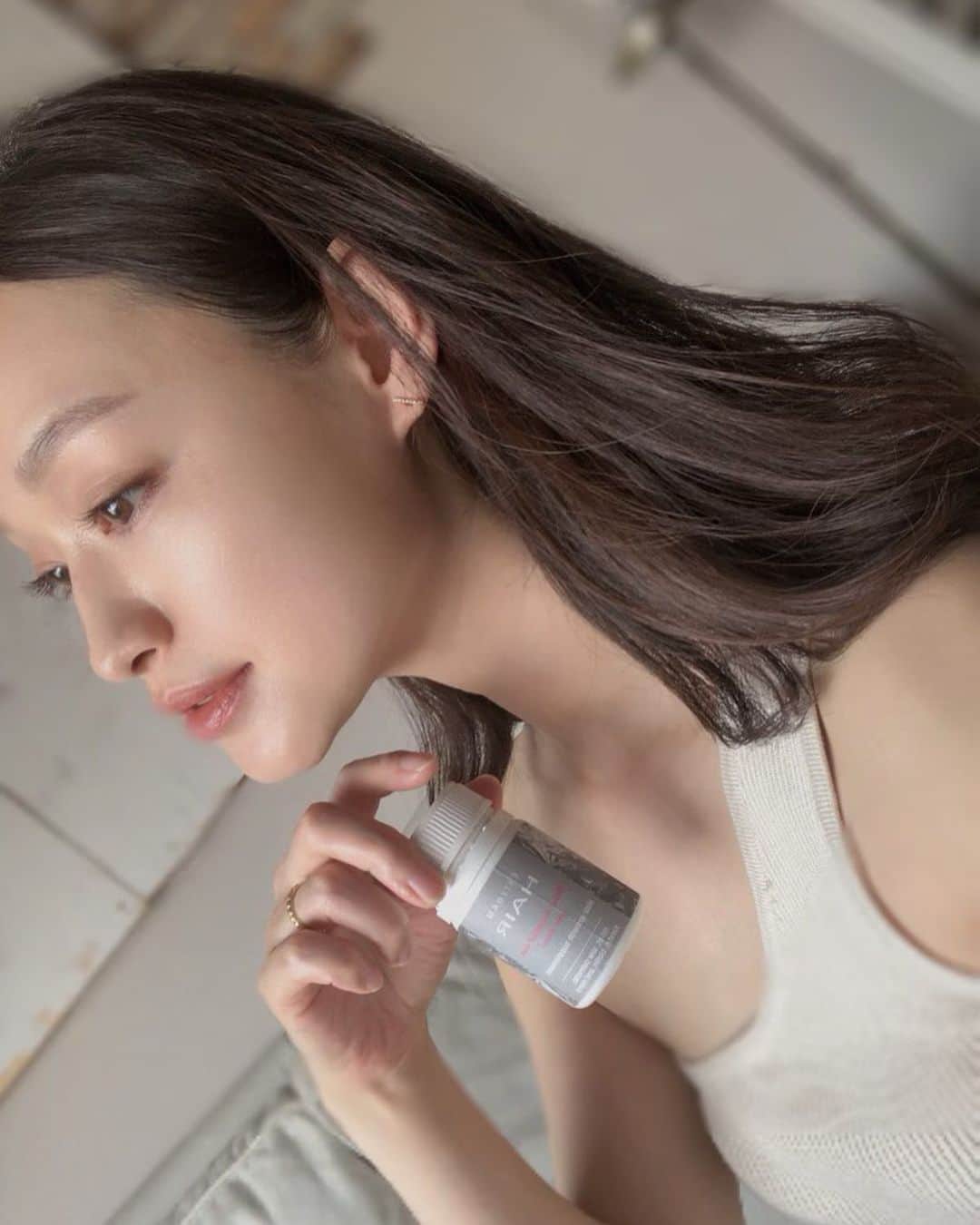 のインスタグラム：「アラフォーになると 色んな髪の毛の悩みがありますね😵 私もその1人だし、お友達からもよく聞きます💦 続けている美髪の為のサプリ ◾️エストロアムヘアー @estroam.hair  ・ 髪のツヤコシ、自分の髪質のベストな状態を保つために 飲んでいます😌✨ （枝毛もなく、コシが出てきたかなと感じています💕） ・ ツヤ、ハリ、コシ、白髪、AGAのための 「飲むヘアケア」 サプリの成分は、 ◾️ビオチン 髪に構成するケラチンの合成に関わり白髪の改善にも。 髪に色を付ける色素細胞（メラノサイト）を活性化させる働きがあると言われている。 白髪予防に！ ・ ◾️ノコギリヤシエキス＋亜鉛 最近では、 髪への影響も注目されており、 ミレットエキスとの同時服用で 薄毛や抜け毛などの予防や改善に ◾️ミレットエキス キビの一種から抽出されたエキス。 ヨーロッパでは古くから飲む育毛剤として愛用されていたみたい。 ◾️ケラチン 髪の主成分となるケラチン。 18種類のアミノ酸からなるタンパク質のこと。 ◾️フィッシュコラーゲンで 毛乳頭を刺激することで、 ハリツヤのある美髪に。 ・ ・ #美髪 #エストロアムヘアー #亜鉛 #育髪 #ヘアケア #サプリメント #サプリ #instagood #instabeauty #beauty #haircare #pr #love #estroamhair #셀피 #셀카 #뷰티 #미용 #좋아요」