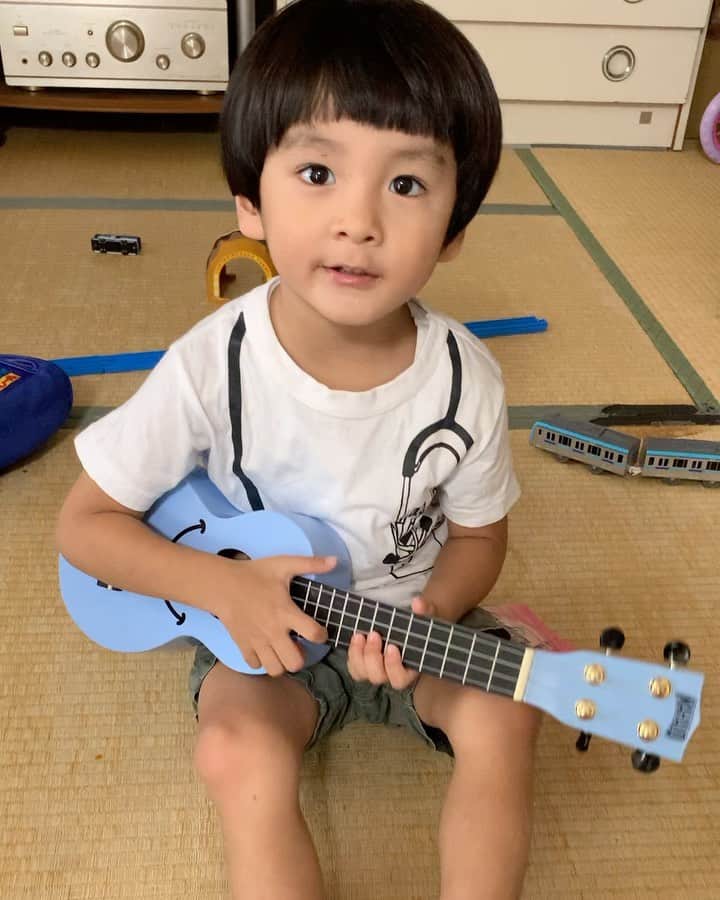 のインスタグラム：「(それっぽく)できるやん！🎸」