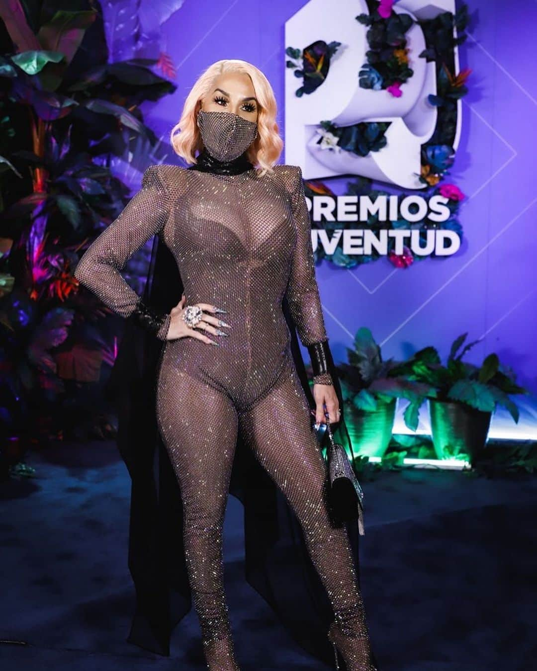 Primer Impactoさんのインスタグラム写真 - (Primer ImpactoInstagram)「¿Cuál fue tu look favorito de #PremiosJuventud? 🤩🔥」8月14日 10時45分 - primerimpacto