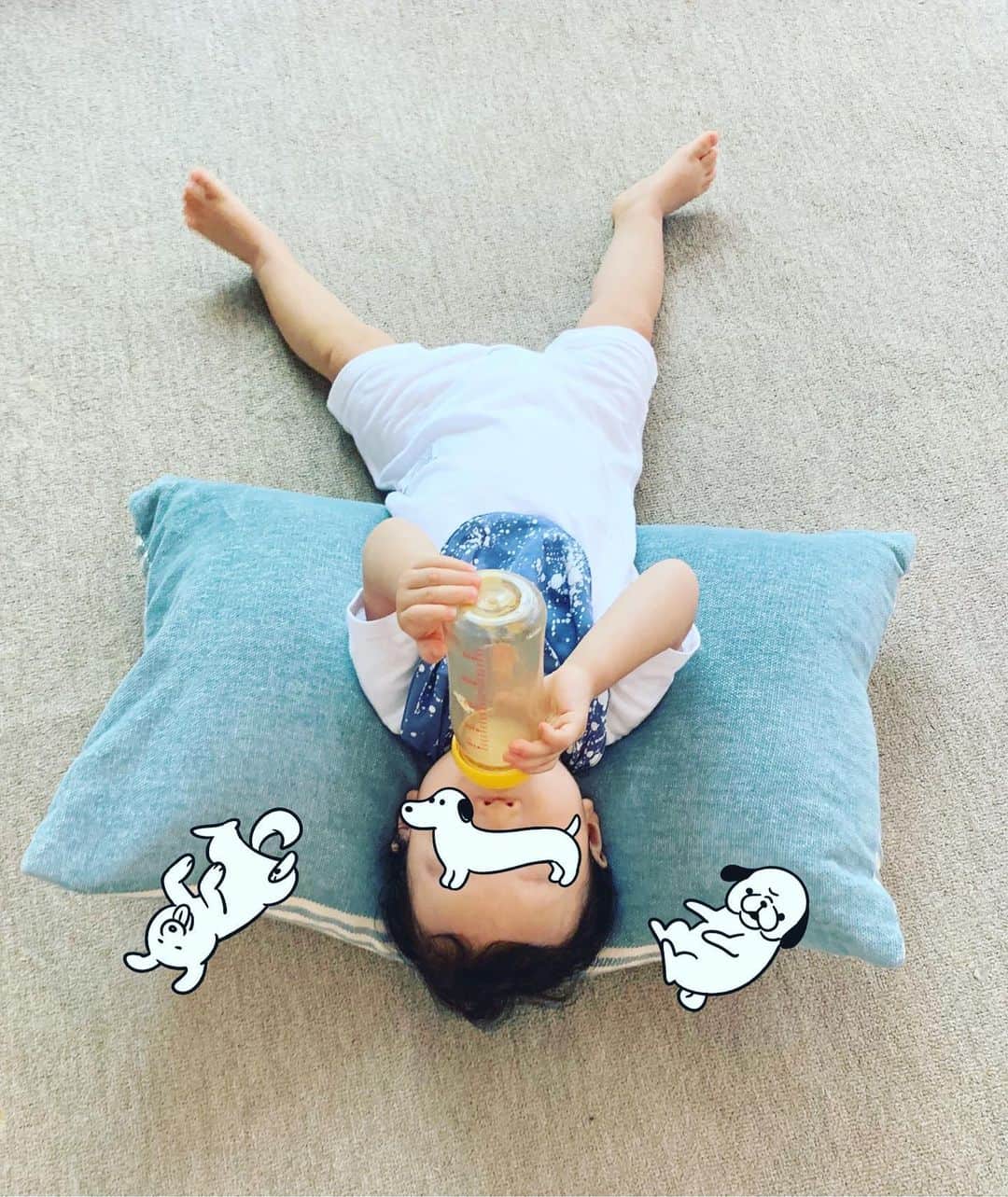 のインスタグラム：「毎日暑いですね… 水分補給はこまめにおはやめに 喉が乾く前に◎  #myson #milk #hisfavorite #thirsty  #summer #relax #11months #baby #days #love #life #thanks」