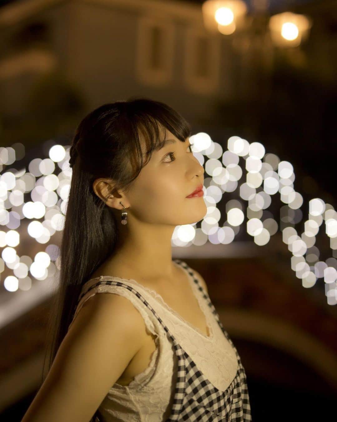 藤本りの加のインスタグラム：「夏のイルミネーションって特別感ありますよね🌟 ・ カメラマン📸: @hatera0918 さん ・ 本日も1日1回の投票、宜しくお願い致します🧸🎈プロフィール下のURLから投票ページに飛べます🕊 ・  ・ #ミスコン #東洋大学 #東洋 #ミスミスター東洋2020 #藤本りの加 #ポートレート #被写体 #モデル #ポートレート撮影 #撮影 #自由が丘 #イルミネーション #夜景 #ポートレートモデル #Instagram #like4likes #l4l #instagood #instalike #portrait #model #photo #japan #tokyo #misscontest」