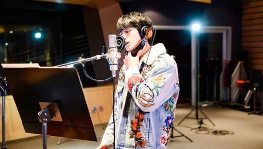 ソニー・ミュージック洋楽さんのインスタグラム写真 - (ソニー・ミュージック洋楽Instagram)「The Chainsmokers feat. 新田真剣佑 【オオカミくんには騙されない】挿入歌決定⚡ . 今年2月に解禁となり大きな話題となった新田真剣佑によるザ・チェインスモーカーズのオフィシャル・カヴァー⇒「クローサー (トーキョー・リミックス)」が、＜ABEMA SPECIAL＞の人気恋愛リアリティーショー【オオカミくんには騙されない】の挿入歌に決定🙌 . 現在楽曲再生数は3,100万回を超え、ショート・ビデオの動画再生回数は1,100万回を突破🔥また、オリコン週間洋楽デジタルシングルランキングで初登場1位、総合ランキングで7位を獲得（2020/2/17付)✨さらにLINE MUSICが発表する＜2020年上半期 総合TOP100＞ではTOP10内で唯一の洋楽楽曲として第9位にランクイン🏆すでに今年のシーンを象徴する1曲となっています✅ . そんな「クローサー（トーキョー・リミックス）」が挿入歌となった【オオカミくんには騙されない】は、“胸キュンだけではない大人の恋愛”に焦点を当て、バリエーション豊かな恋愛模様を届けてきた『オオカミ』シリーズの最新作。男女10名が、デートや共同作業を通して恋の駆け引きを繰り返し、本気の恋に落ちていくまでを追いかけるドキュメンタリー構成となっており、出演する男性メンバー5人の中に好ききなフリをして真実の恋を惑わす「嘘つき“オオカミくん”」が1人以上紛れ込んでいる…いったい誰が“オオカミくん”なのか？もしかしたら“オオカミくん”に騙されているかもしれない…それでも相手を信じることができるのか？予測不可能な恋の駆け引きと、真実の恋を手にするべく恋に悩み葛藤する男女の等身大でリアルな姿が最大の見どころとなっているので、是非音楽とともにご注目を🎶 初回は今週末8/16からスタートとなり、毎週22時～レギュラー配信となります📺 . . #TheChainsmokers #新田真剣佑 #オオカミくんには騙されない #Closer #music . @thechainsmokers @mackenyu.1116」8月14日 11時03分 - sonymusic_jp