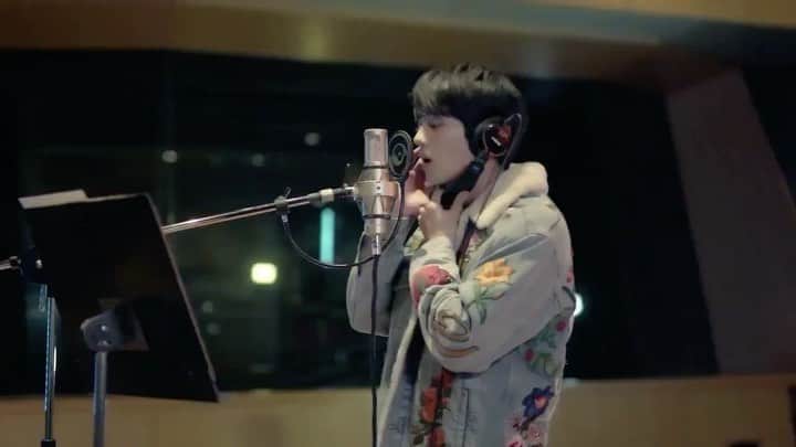 のインスタグラム：「The Chainsmokers feat. 新田真剣佑 【オオカミくんには騙されない】挿入歌決定⚡ . 今年2月に解禁となり大きな話題となった新田真剣佑によるザ・チェインスモーカーズのオフィシャル・カヴァー⇒「クローサー (トーキョー・リミックス)」が、＜ABEMA SPECIAL＞の人気恋愛リアリティーショー【オオカミくんには騙されない】の挿入歌に決定🙌 . 現在楽曲再生数は3,100万回を超え、ショート・ビデオの動画再生回数は1,100万回を突破🔥また、オリコン週間洋楽デジタルシングルランキングで初登場1位、総合ランキングで7位を獲得（2020/2/17付)✨さらにLINE MUSICが発表する＜2020年上半期 総合TOP100＞ではTOP10内で唯一の洋楽楽曲として第9位にランクイン🏆すでに今年のシーンを象徴する1曲となっています✅ . そんな「クローサー（トーキョー・リミックス）」が挿入歌となった【オオカミくんには騙されない】は、“胸キュンだけではない大人の恋愛”に焦点を当て、バリエーション豊かな恋愛模様を届けてきた『オオカミ』シリーズの最新作。男女10名が、デートや共同作業を通して恋の駆け引きを繰り返し、本気の恋に落ちていくまでを追いかけるドキュメンタリー構成となっており、出演する男性メンバー5人の中に好ききなフリをして真実の恋を惑わす「嘘つき“オオカミくん”」が1人以上紛れ込んでいる…いったい誰が“オオカミくん”なのか？もしかしたら“オオカミくん”に騙されているかもしれない…それでも相手を信じることができるのか？予測不可能な恋の駆け引きと、真実の恋を手にするべく恋に悩み葛藤する男女の等身大でリアルな姿が最大の見どころとなっているので、是非音楽とともにご注目を🎶 初回は今週末8/16からスタートとなり、毎週22時～レギュラー配信となります📺 . . #TheChainsmokers #新田真剣佑 #オオカミくんには騙されない #Closer #music . @thechainsmokers @mackenyu.1116」
