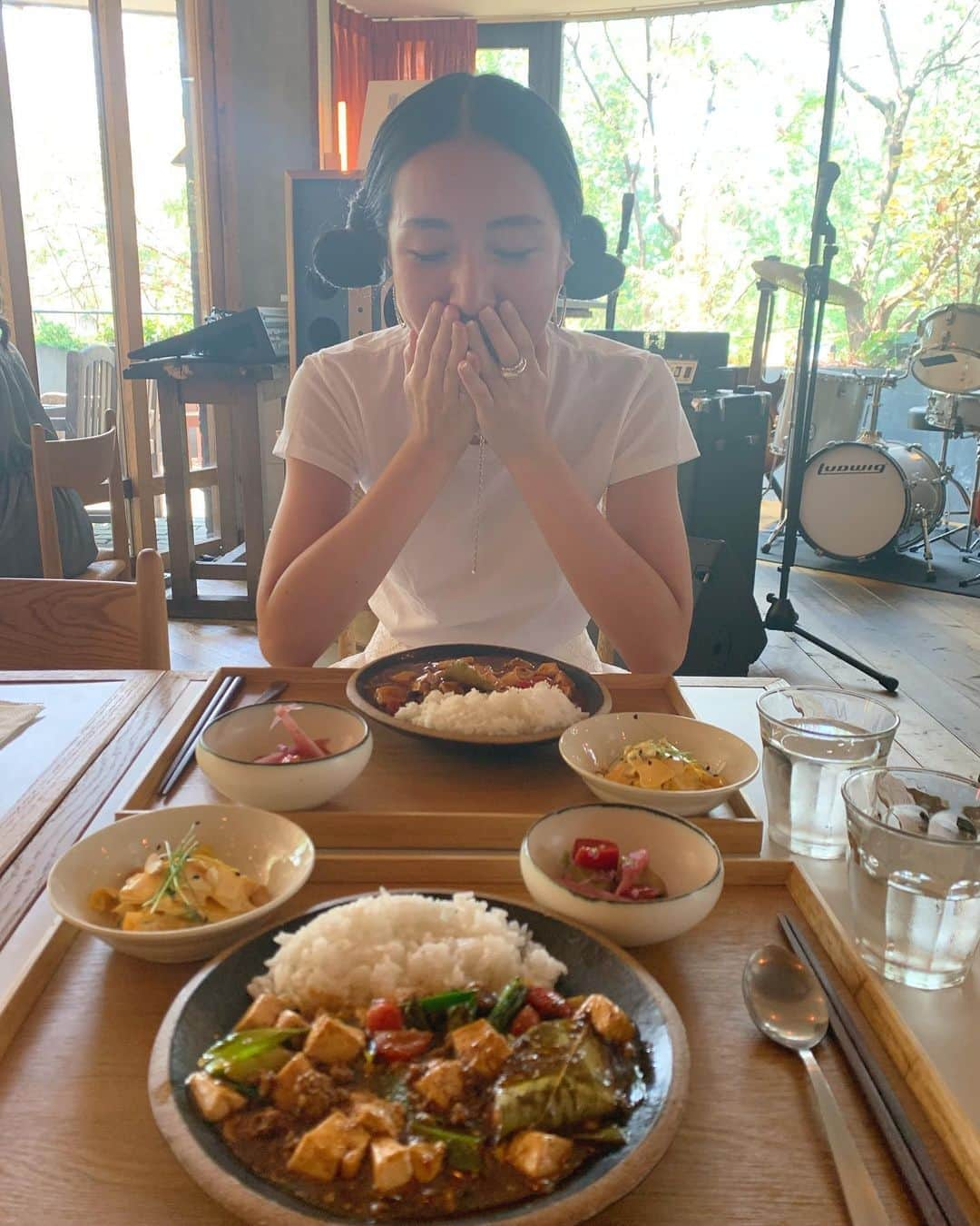 春名亜美さんのインスタグラム写真 - (春名亜美Instagram)「先日の麻婆ランチの会🍴 @like_restaurant_ の麻婆豆腐がとにかく好きすぎて、 @___yukarix___ さんと度々開催している会です。笑 同世代の @___yukarix___ さんとはいつも懐かしい話で盛り上がりすぎる傾向あり。 この日のヘアスタイルのテーマは#邪馬台国 だそうです🏺」8月14日 11時09分 - amiharunaami