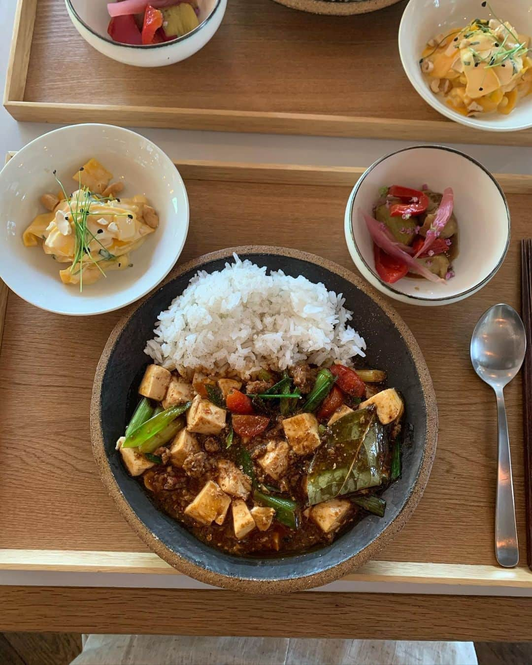 春名亜美さんのインスタグラム写真 - (春名亜美Instagram)「先日の麻婆ランチの会🍴 @like_restaurant_ の麻婆豆腐がとにかく好きすぎて、 @___yukarix___ さんと度々開催している会です。笑 同世代の @___yukarix___ さんとはいつも懐かしい話で盛り上がりすぎる傾向あり。 この日のヘアスタイルのテーマは#邪馬台国 だそうです🏺」8月14日 11時09分 - amiharunaami