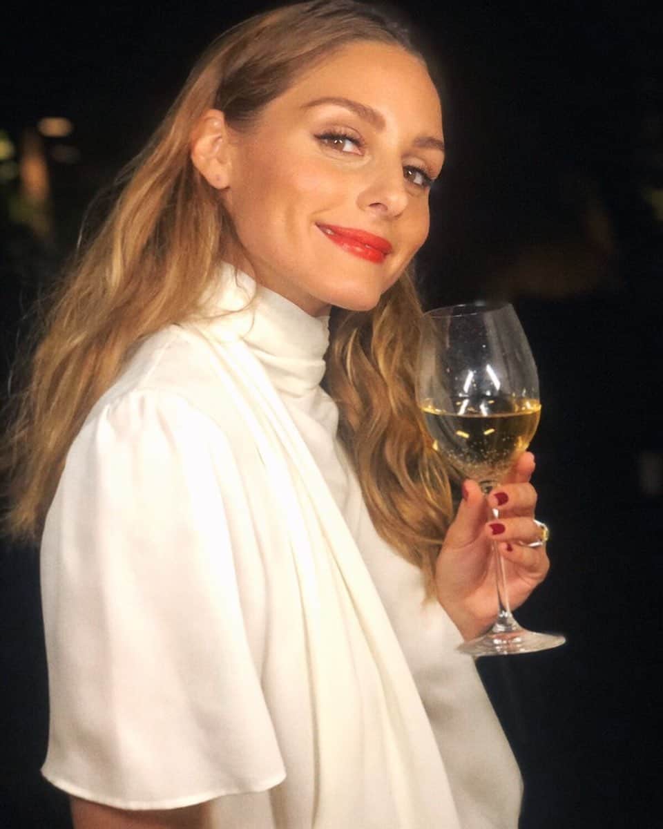 オリヴィア・パレルモのインスタグラム：「It’s #nationalproseccoday! 🍾 Prosecco is not just the Italian take on bubbly but also a key ingredient in some of my favorite cocktails. Learn a bit more at the link in bio. Cheers! 🥂」