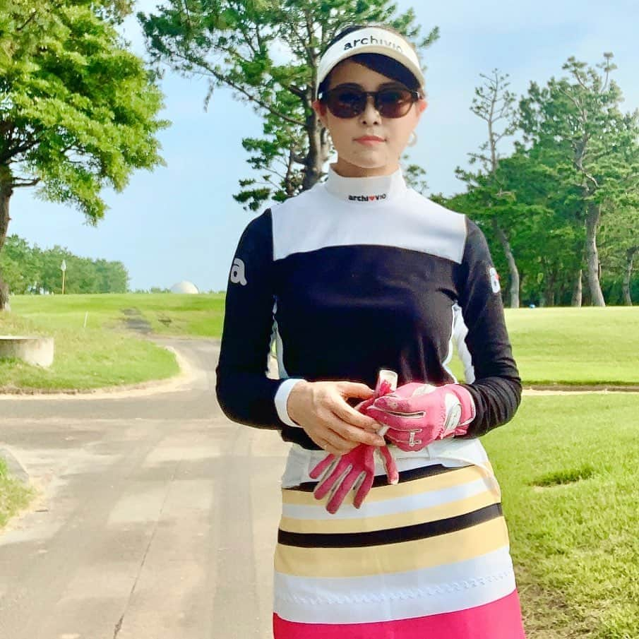 吉田玲奈さんのインスタグラム写真 - (吉田玲奈Instagram)「先日のGOLF⛳️朝7時台スタートだって暑いに決まってる😵🥵💦でも久しぶりのメンバーで楽しかった〜♫笑 氷🧊お金取るん💰⁉️ 46/48 💧 もう100切れればいーや😎 #archivio #アルチビオ  #eyevollife2020  #eyevol  #アイヴォル #ゴルフ女子  #ゴルフウェア #ゴルフ大人女子 #golf #golfstagram  #golfgirl  #golfwear  #吉田玲奈 #ゴルフ好き  #楽しかった #朝からテンション高いです  #後半も元気 #夏ゴルフ #ごるふ女子  #reinagolf」8月14日 11時14分 - reina.yoshida.ciel.1218