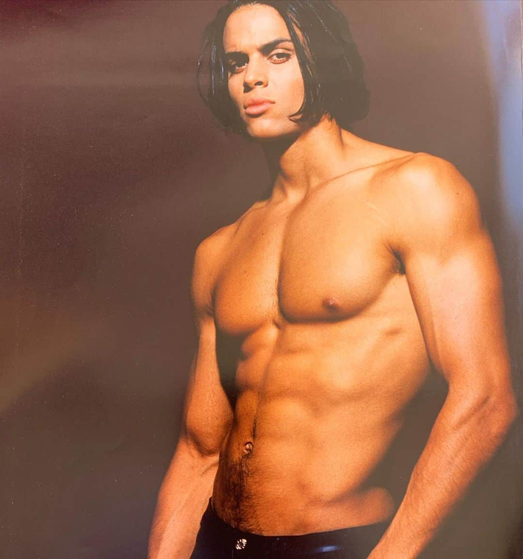 マット・セデーニョのインスタグラム：「Tight leather pants ✅ Moody scowl✅ Gratuitous shirtlessness✅ Flashin it back 25 yrs ago this month to modeling 101 in the NYC! Think I musta been 12 in this pic 🤔😂#timeflies」