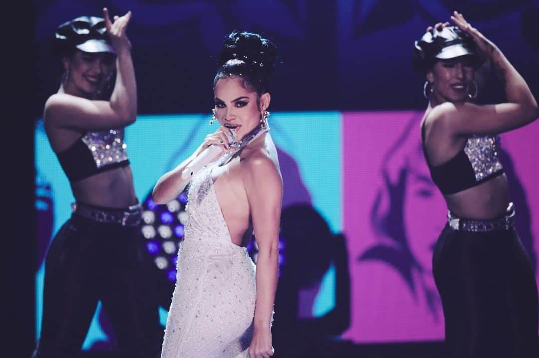 Primer Impactoさんのインスタグラム写真 - (Primer ImpactoInstagram)「📸 Así fue el homenaje a #Selena en #PremiosJuventud. @dannapaola, @greeicy1, @allybrooke y @nattinatasha recordaron el legado de la reina del tex-mex.」8月14日 11時19分 - primerimpacto