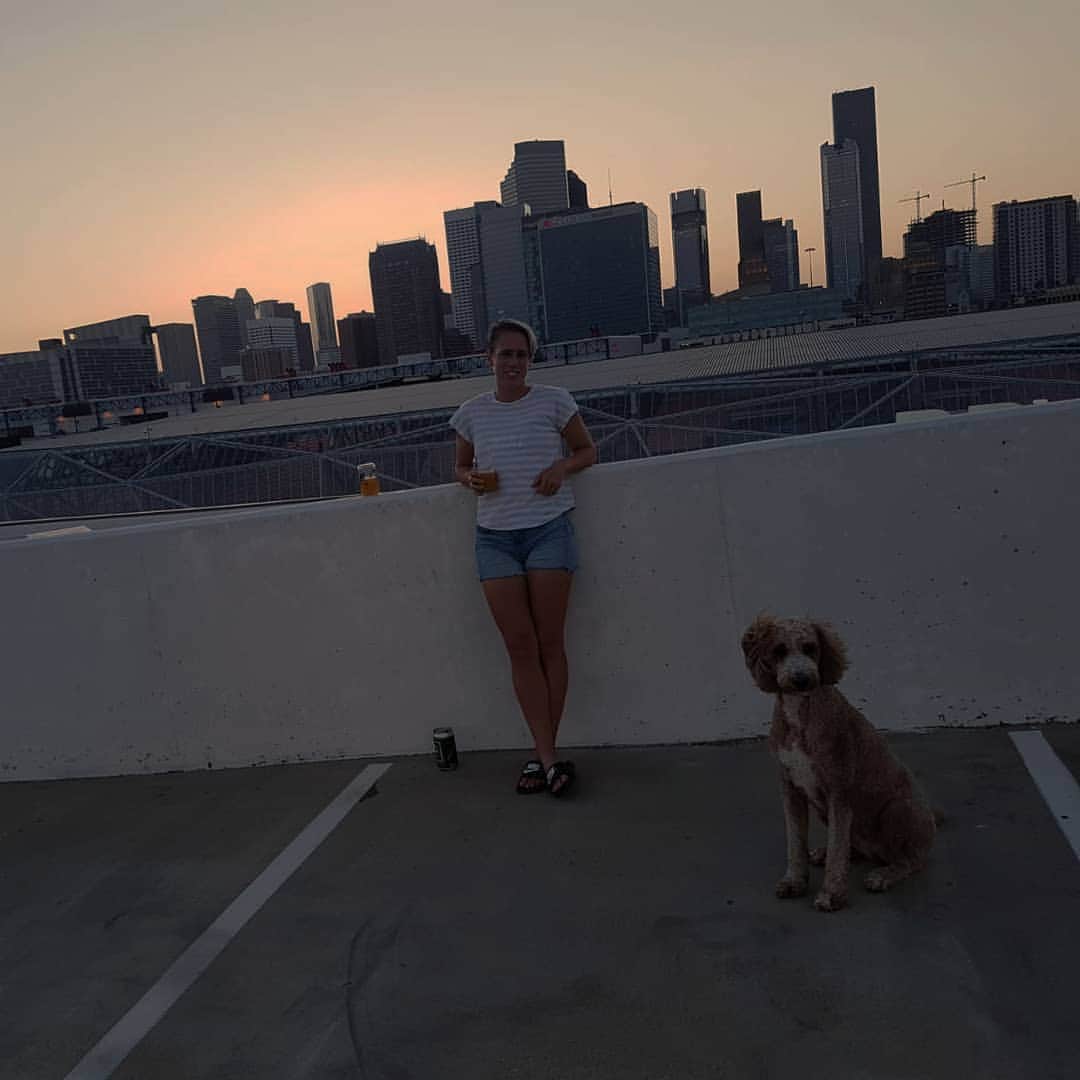 ソフィー・シュミットのインスタグラム：「Rooftop Evenings 🌇🐕🍻👫🏼 . #Summertime #Sunset #Houston #CraftBeer #Goodlendoodle」