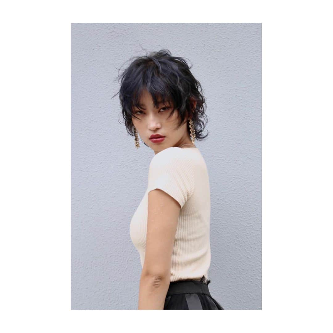 のインスタグラム：「サロンスタイル🖤💙 撮影依頼お待ちしています。 カットNGカラーOKです。 . . hair @kato_stand_d  . . . . #撮影モデル #撮影依頼募集中 #透明感 #シルバーアッシュ #shorthair #サロンモデル  #フェミニン #白肌 #silveraccessory #ダークヘア #realitive #サロンモデル #ファッション #大人かわいい #アイメイク #ツヤ肌 #作品撮り #japanesegirl #ウルフヘア #tiffany #カメラマンさんと繋がりたい #ポートレートしま専科 #美容師さんと繋がりたい  #いいね返し #いいねした人全員フォローする #いいね返しは絶対 #followforfollowback #l4l #いいねした人で気になった人フォロー #fff」