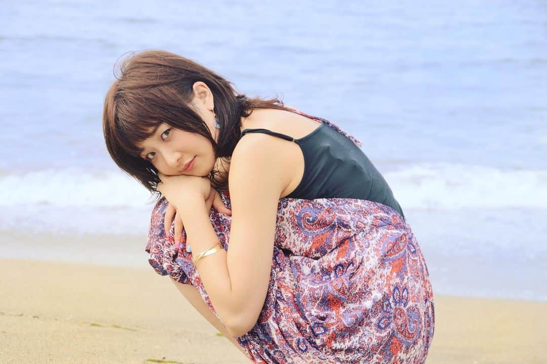 都乃さんのインスタグラム写真 - (都乃Instagram)「カラードレスver👗💃  こっちの服の方がラフだったからか、リラックスしてた気がする。。  裸足で砂浜歩くのって、くすぐったくて 急に来る波にキャーキャーしたりして、それだけで楽しい😝👍  #Shooting #2020summer #ootd #japanesegirl #portlait #ポートレート #サマードレス」8月14日 11時28分 - tonomotono