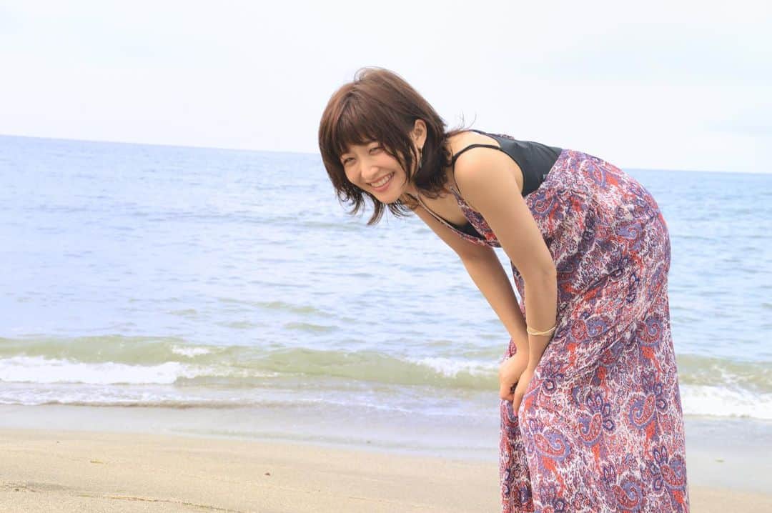 都乃さんのインスタグラム写真 - (都乃Instagram)「カラードレスver👗💃  こっちの服の方がラフだったからか、リラックスしてた気がする。。  裸足で砂浜歩くのって、くすぐったくて 急に来る波にキャーキャーしたりして、それだけで楽しい😝👍  #Shooting #2020summer #ootd #japanesegirl #portlait #ポートレート #サマードレス」8月14日 11時28分 - tonomotono