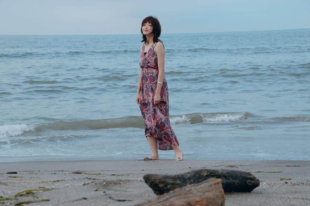 都乃のインスタグラム：「カラードレスver👗💃  こっちの服の方がラフだったからか、リラックスしてた気がする。。  裸足で砂浜歩くのって、くすぐったくて 急に来る波にキャーキャーしたりして、それだけで楽しい😝👍  #Shooting #2020summer #ootd #japanesegirl #portlait #ポートレート #サマードレス」