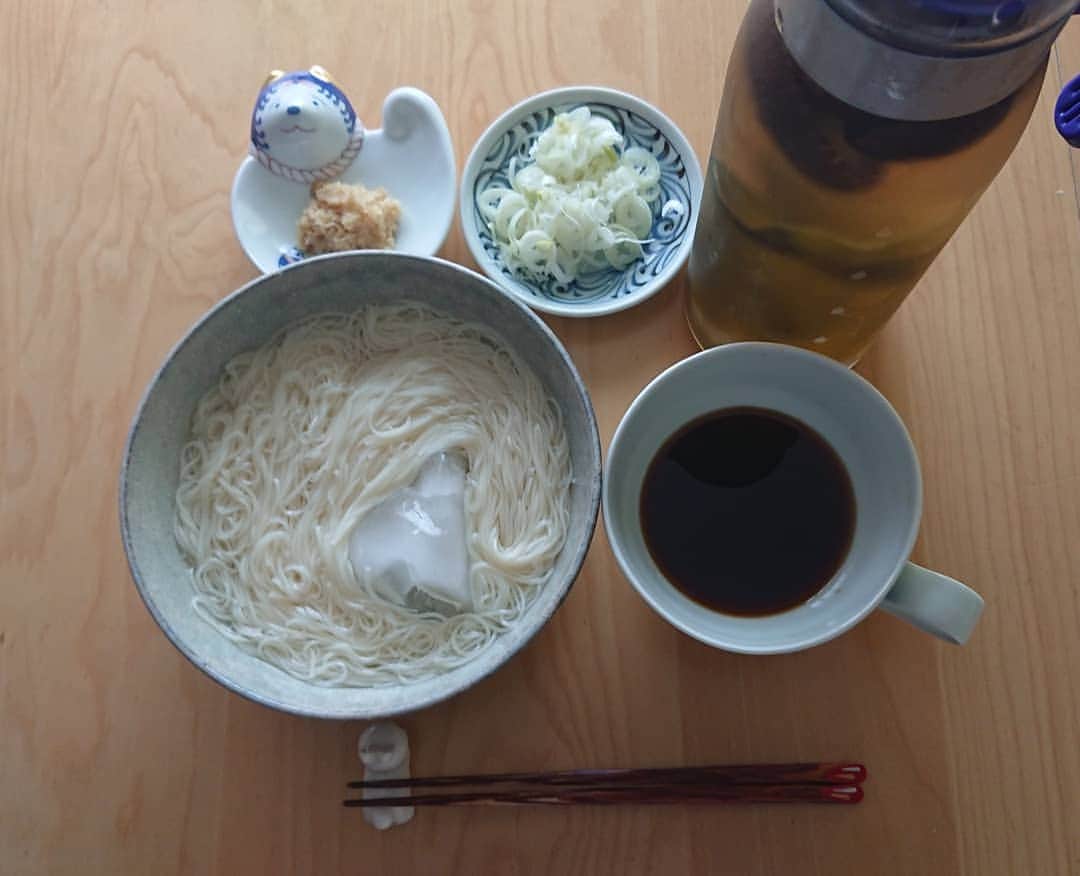 佐藤大さんのインスタグラム写真 - (佐藤大Instagram)「夏はやっぱり素麺です。出汁でつけ汁を割ると美味しさが全然違います。なんならこの出汁でカップ麺食べても別次元です。出汁って凄いよ。 #夫婦ごはん #椿鬼奴 #グランジ大」8月14日 11時32分 - satodaidaidai