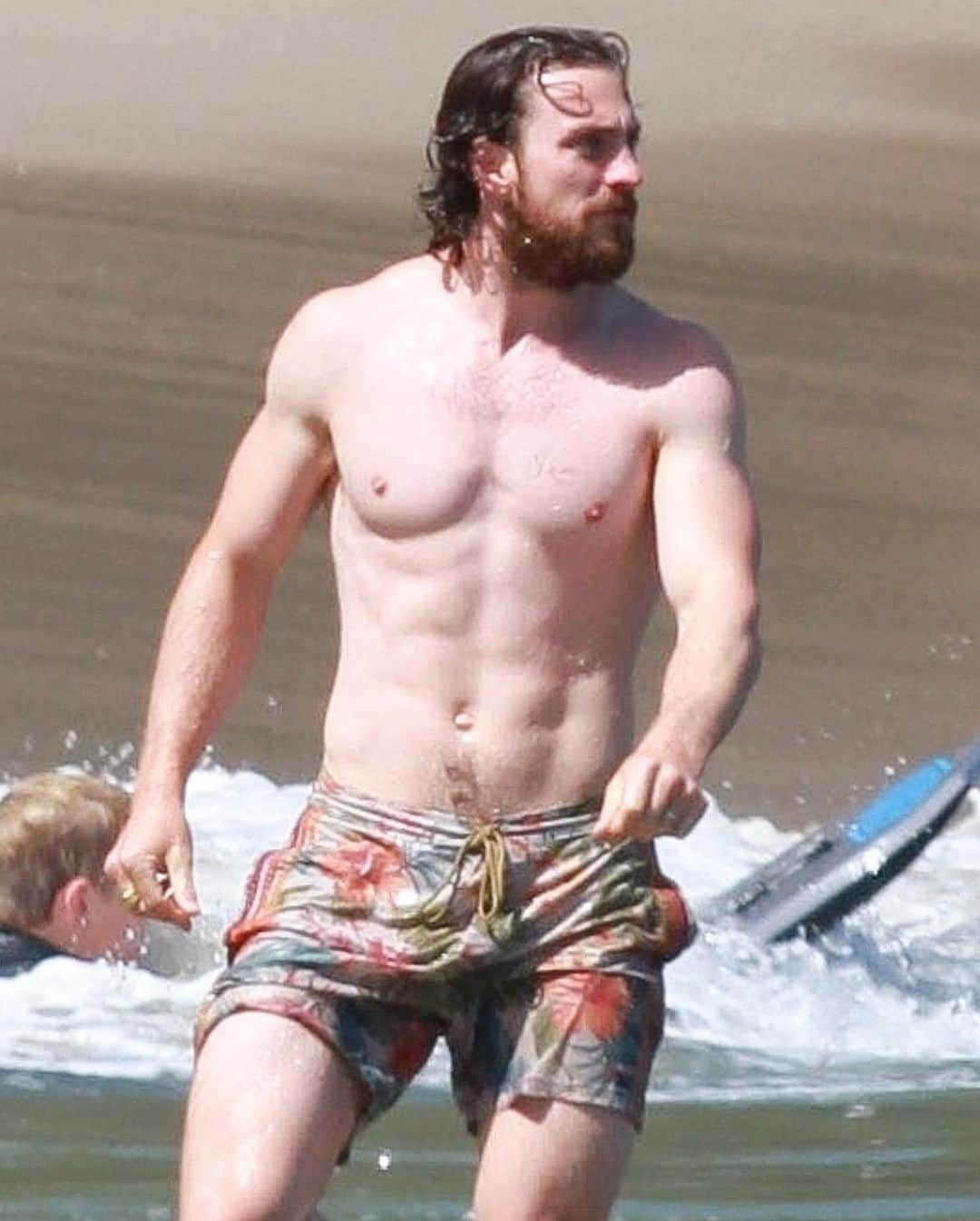 Just Jaredさんのインスタグラム写真 - (Just JaredInstagram)「Aaron Taylor-Johnson puts his ripped body on display while spending the day at the beach on Thursday afternoon. #AaronTaylorJohnson Photos: Backgrid」8月14日 11時36分 - justjared