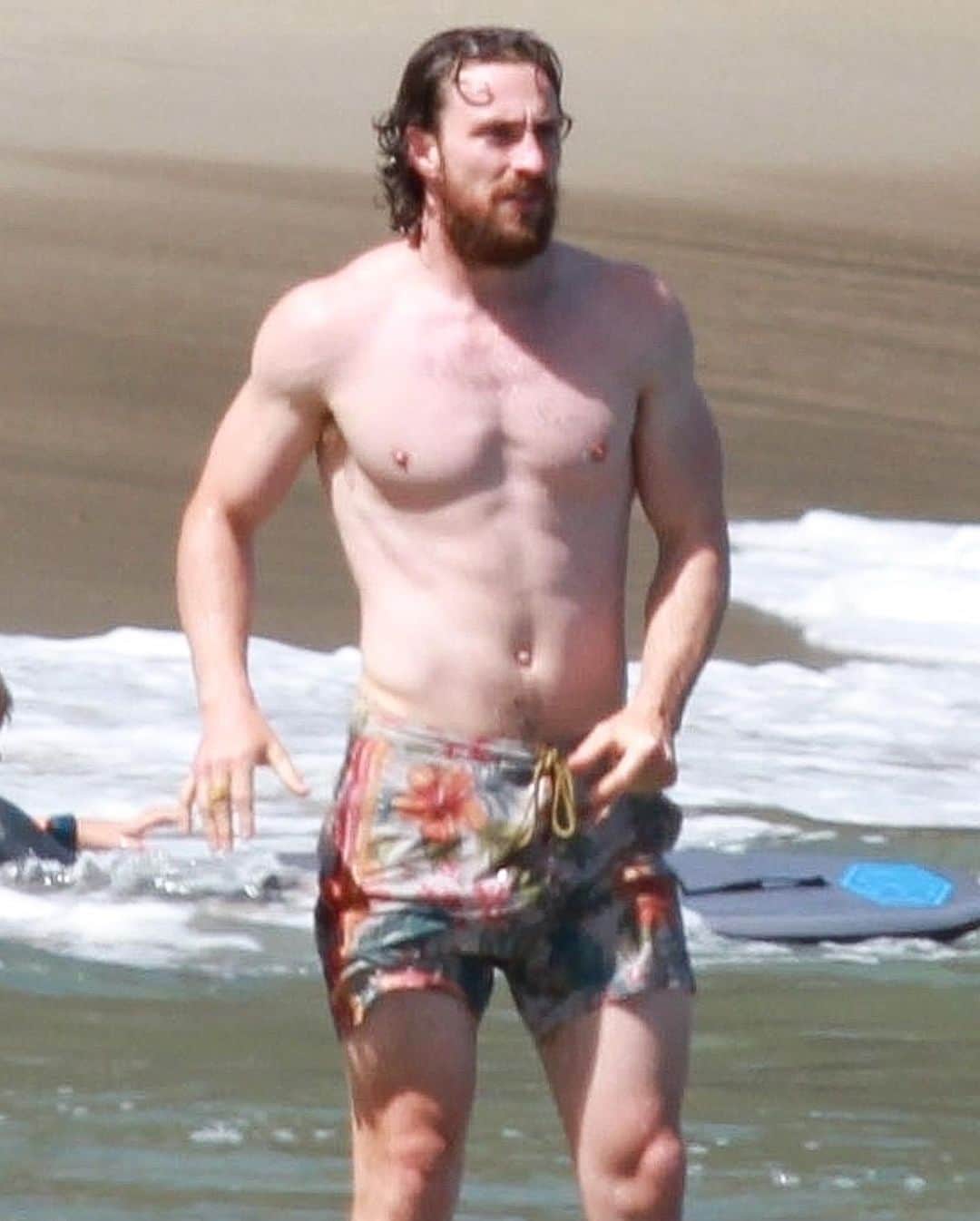 Just Jaredさんのインスタグラム写真 - (Just JaredInstagram)「Aaron Taylor-Johnson puts his ripped body on display while spending the day at the beach on Thursday afternoon. #AaronTaylorJohnson Photos: Backgrid」8月14日 11時36分 - justjared