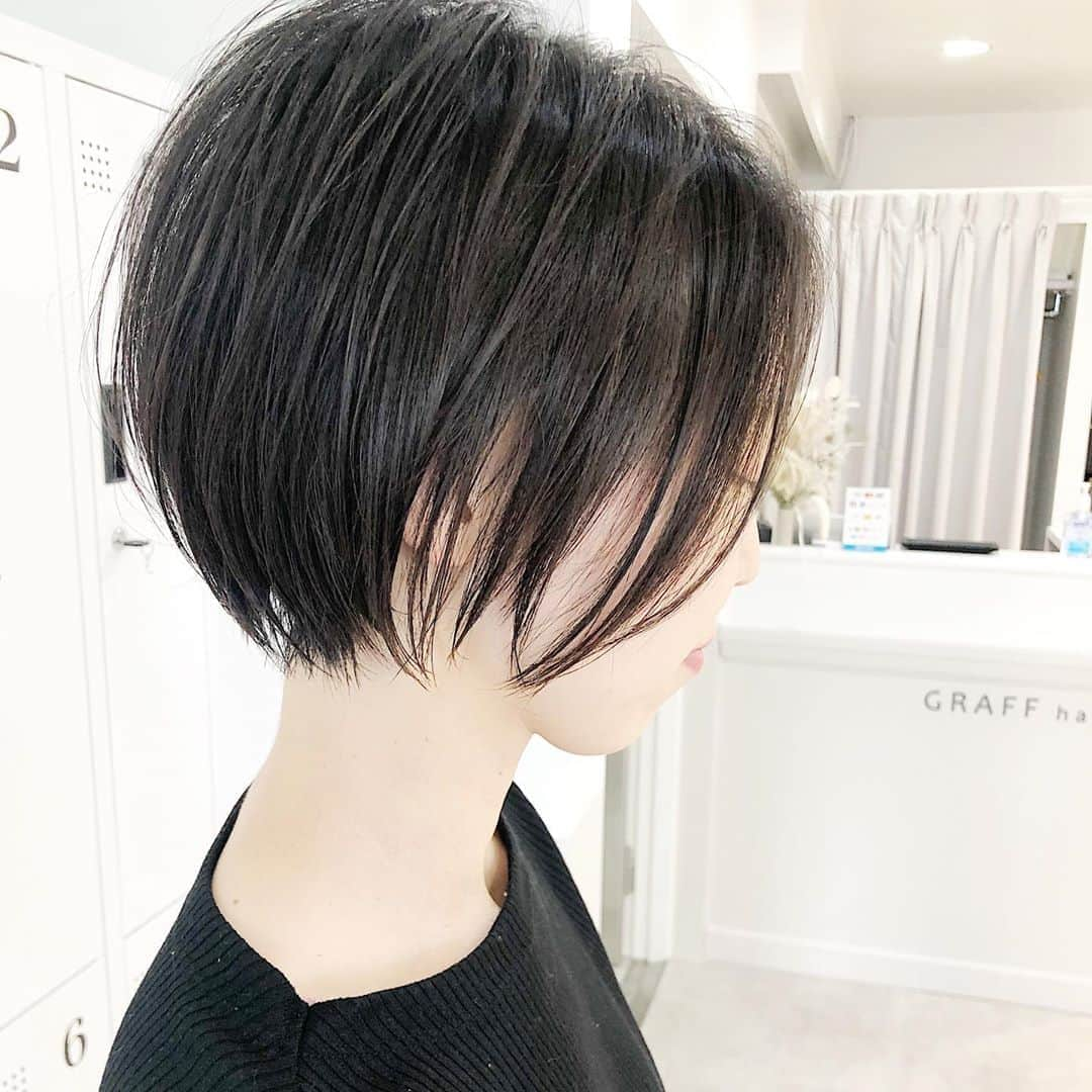 本田重人さんのインスタグラム写真 - (本田重人Instagram)「ショートのヘアカタログです😊 参考にしてカウンセリングにお役立てください😊🤗 おはよう御座います❗️ 当日のご予約もお待ちしてます😊  カラーリングもその時の気分に合わせた良い色をご提案致します😊 カットではまるみと毛束感、扱いやすさがさらに上がります😊  再現性も大事にカットしてます👉  保存してカウンセリングにお役立てください😊  シンプルなカットですが毛量調整がかなり重要。 乾かすだけでまとまる、オイルをつけるだけで柔らかな毛束感に。  重めに見えないシルエット😊  透け感のある毛束がポイント👉  【ナチュラルストレートパーマ】で乾かすのも楽にさらさらな髪質に😊 なるべくシンプルに、けど拘りのあるストレートは柔らかく、さらさらになります！ ショート、ボブをより扱いやすいようにと考え抜いて進化させたストレートパーマ。 是非お試しを😊  　  【料金表】 カット¥6600 独自のカット法で写真の様な仕上がりに  カット＋カラー¥14300 透明感抜群のダメージレスカラー  カット＋パーマ（デジも）¥17300 髪質に合わせた選定による柔らかなパーマ  カット＋縮毛矯正¥19800 今までにない仕上がりを実感するナチュラルストレート  カット＋カラー＋縮毛矯正¥27500 同時施術でもダメージを感じさせないフルコース  トリートメント3step¥2200.5step¥4400 カラー、パーマ、縮毛矯正には併用がオススメ  ハイライト¥4400〜 より立体感のあるおしゃれなカラーに 　　　　　  #銀座ストレートパーマ #ストレートボブ  #ショート縮毛矯正 #ボブ縮毛矯正 #ショートヘア #ショートヘアー #ボブヘア #カット解説#小顔矯正 #黒髪ボブ #地毛風ストレート  #ストレートパーマ #縮毛矯正  #銀座ストレート #コスメストレート  #本田重人 #前下がりボブ #大人ボブ#結べるボブ　#ロブ　#銀座ボブ　#銀座カット　#ミニボブ　#ボブ銀座　#長めボブ  #長めショート #ショートボブ」8月14日 11時45分 - shigeto_honda