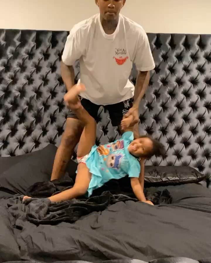 ニック・ヤングのインスタグラム：「😂😂😂😂 me and  @navibaby_ we took the dad of the yr video 😂😂😂 @rolandp90x  did we do it right 😂😂😂」