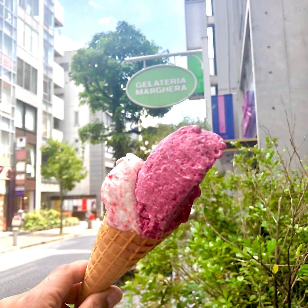 のインスタグラム：「. . 本日初日 🍦サングリア x ロッソビアンコ . 柑橘やベリーの果物と シナモンなどのスパイスを入れた 「サングリア」をイメージしたジェラートが登場 . ノンアルコールなので、お子様も召し上がれます また、甘さ控えめなので サッパリしたい方にもオススメです . 8月後半の店休 17.18.24.25.31 毎週月、火となります . #gelateriamarghera_japan #marghera #italiangelato #icecream #sangria  #ジェラテリアマルゲラ #マルゲラ #ジェラート #専門店 #麻布十番 #カフェ」