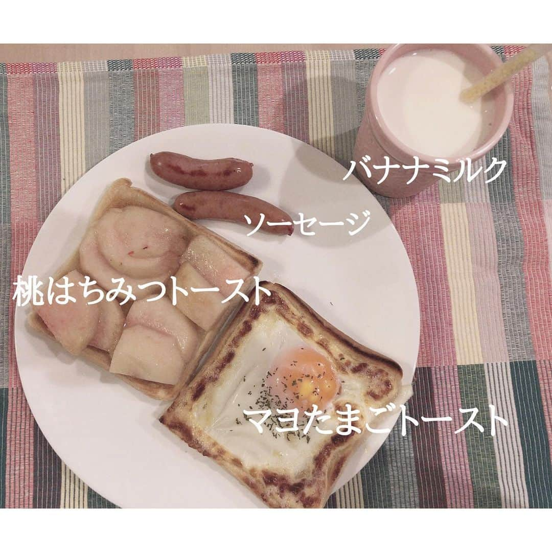 高橋茉奈さんのインスタグラム写真 - (高橋茉奈Instagram)「＊ 仕事お休みの今日の朝ごはん🍽💛 桃はちみつトーストが最高すぎた🍑🍑 少し熱加えたからトロトロでした\♥︎/ ＊ バナナミルクは、ストローのやつ！←語彙力 こないだしのくぼで見つけて買った💕 ちょっと吸いにくいけどすごい 味が濃くて美味しかった٩( ᐖ )۶♥︎♥︎ また寄ったら買おーっと！🍌 ちなみに旦那っちはクッキークリーム🍪 どっちも優しい味で美味しかった〜！ #셀카#셀피#나#일상#여자#26살#94년생#일본인#패션#얼짱#셀스타그램#얼스타그램#인스타그램#맞팔은댓글#단발#단발머리#朝ごはん#breakfast#茉奈飯#桃#🍑#バナナミルク#クッキークリーム#仕事休み最高」8月14日 11時52分 - 94.05.28