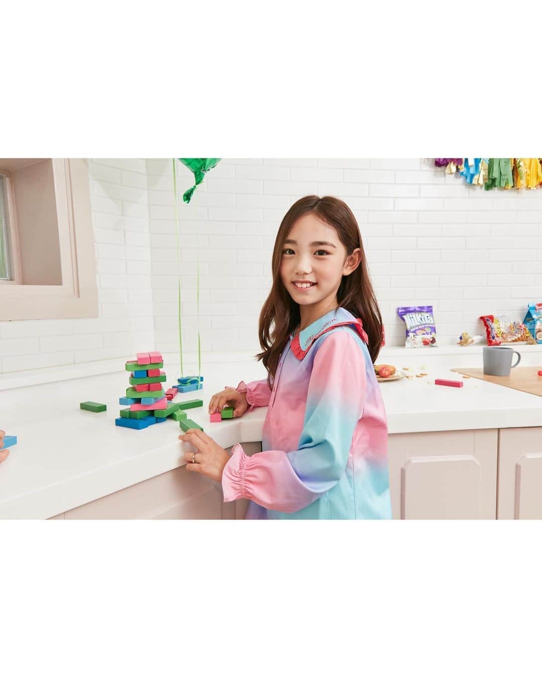 ウンチェのインスタグラム：「🎈즐거웠던 파자마 파티 🎈 초대된 인원만의 아-주 프라이빗한 파자마 파티 !  입장하는 입구에 손 소독제와 비접촉 체온계가  준비 되어있어 안심하고 참여하고 왔어요 ~  준비해 주신 케이터링도 JMT ! 사진만 봐도 아이들이 정말 즐겁게  파자마 파티를 즐기고 왔구나 싶은😽  파자마도 너무 예뻐서 기-절🙈 미리 엿보고 온 베네통 키즈의 fw컬렉션 , 기대하셔도 좋아요💚  항상 아이들과 엄마들을 위해 정성껏 준비해  주시는 @benettonkids_kr 감사합니다💚 - - - - #베네통키즈 #키즈파자마 #키즈패션 #키즈잠옷 #키즈실내복 #파자마파티 #베네통키즈서포터즈2기 #키즈모델 #주니어모델 #아역배우 #이은채」