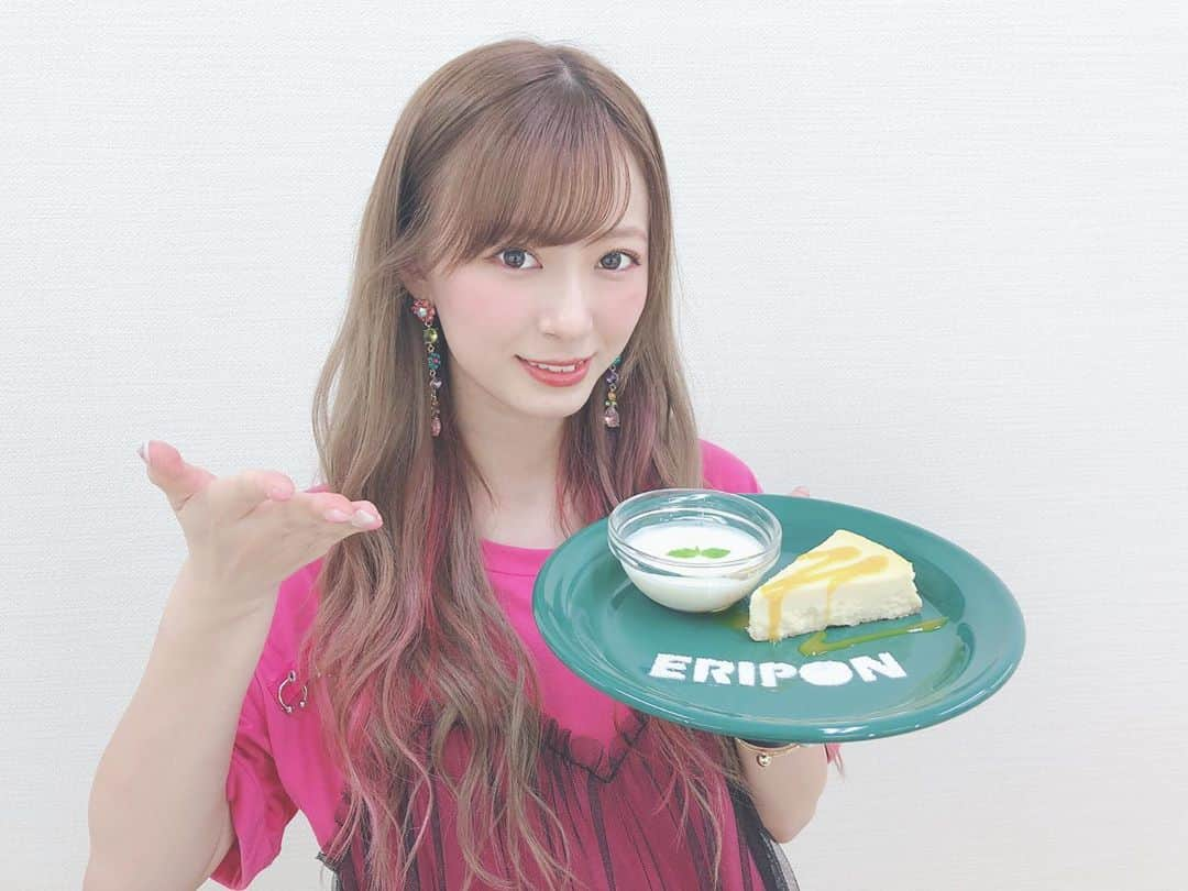 生田衣梨奈さんのインスタグラム写真 - (生田衣梨奈Instagram)「♥ハロー！プッチカフェ♥﻿ ﻿  昨日のケーキはこんな感じ♥️﻿ 美味しかったーーーー！！！！﻿ ﻿ しかも始まる前に食べるタイミングなくて。。。﻿ ﻿ みなさんが映像見てる時にこっそり食べました笑笑﻿ ﻿ ﻿ ベイクドチーズケーキとマンゴーヨーグルト﻿ ﻿ ﻿ めちゃくちゃ美味しかったーーー！！！﻿ ﻿ ﻿ あーーーーーインスタ映えしたい😭﻿ ﻿ インスタ女子っぽくいろんな所アップしたいのに😭﻿ ﻿ ぴえん案件🥺﻿ ﻿ 行ってくれる方募集しとこ笑﻿ ﻿ #morningmusume20 #モーニング娘20﻿ #helloproject  #顔面国宝﻿ #えりぽんかわいい #アイドル﻿ 存在が #インスタ映え #かわいい﻿ #Love #beauty﻿ #followme #makeup﻿ #Instagram #instagood﻿ #메이크업 #얼스타그램﻿ #ig_Japan #팔로미﻿ #フォロー歓迎 #ootd﻿ #CAKE #Cafe﻿ #生田衣梨奈  #東京Cafe﻿ #いいね #おすすめ﻿ #IDOL #골프﻿ #SELFIE #셀카」8月14日 12時04分 - erina_ikuta.official